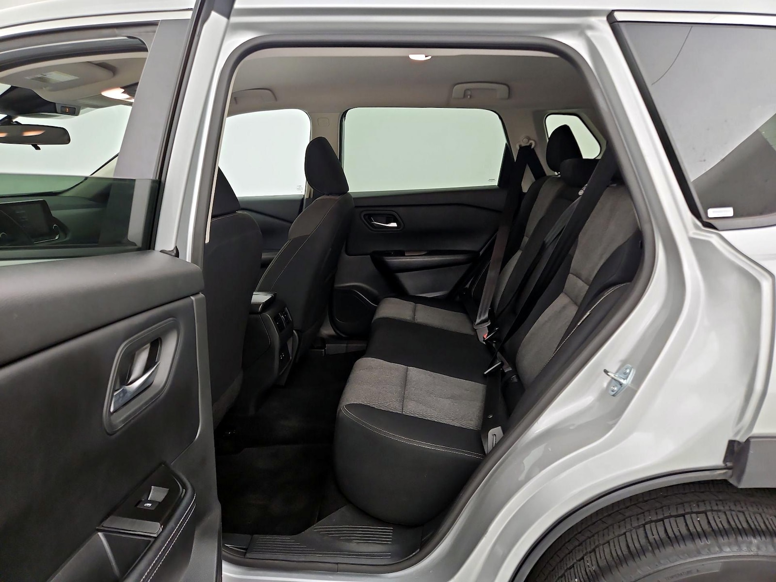 2025 Nissan Rogue SV - Photo 17