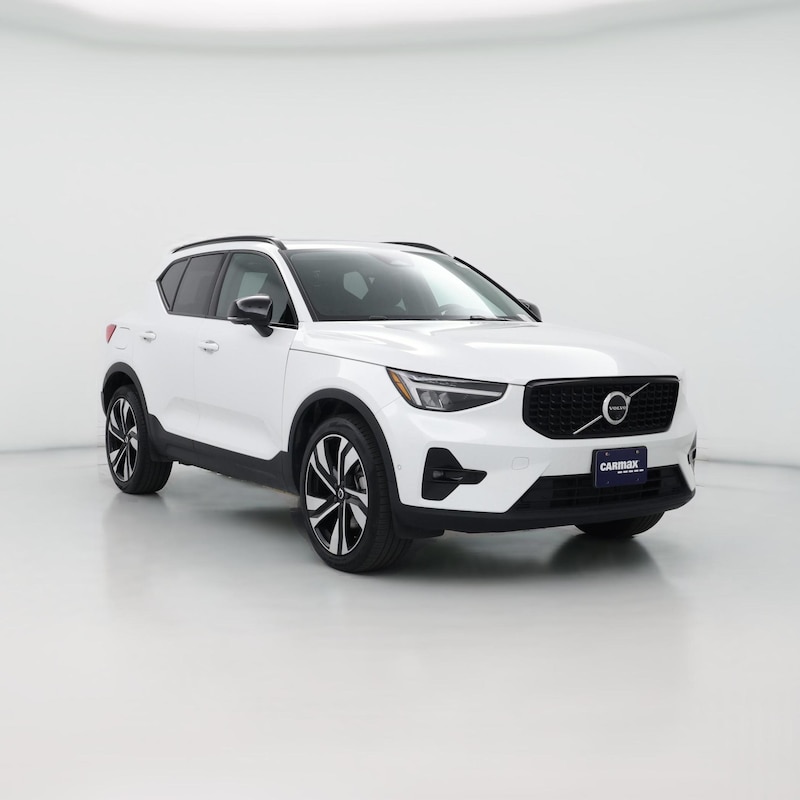 2025 Volvo XC40 B5 Plus Dark Theme