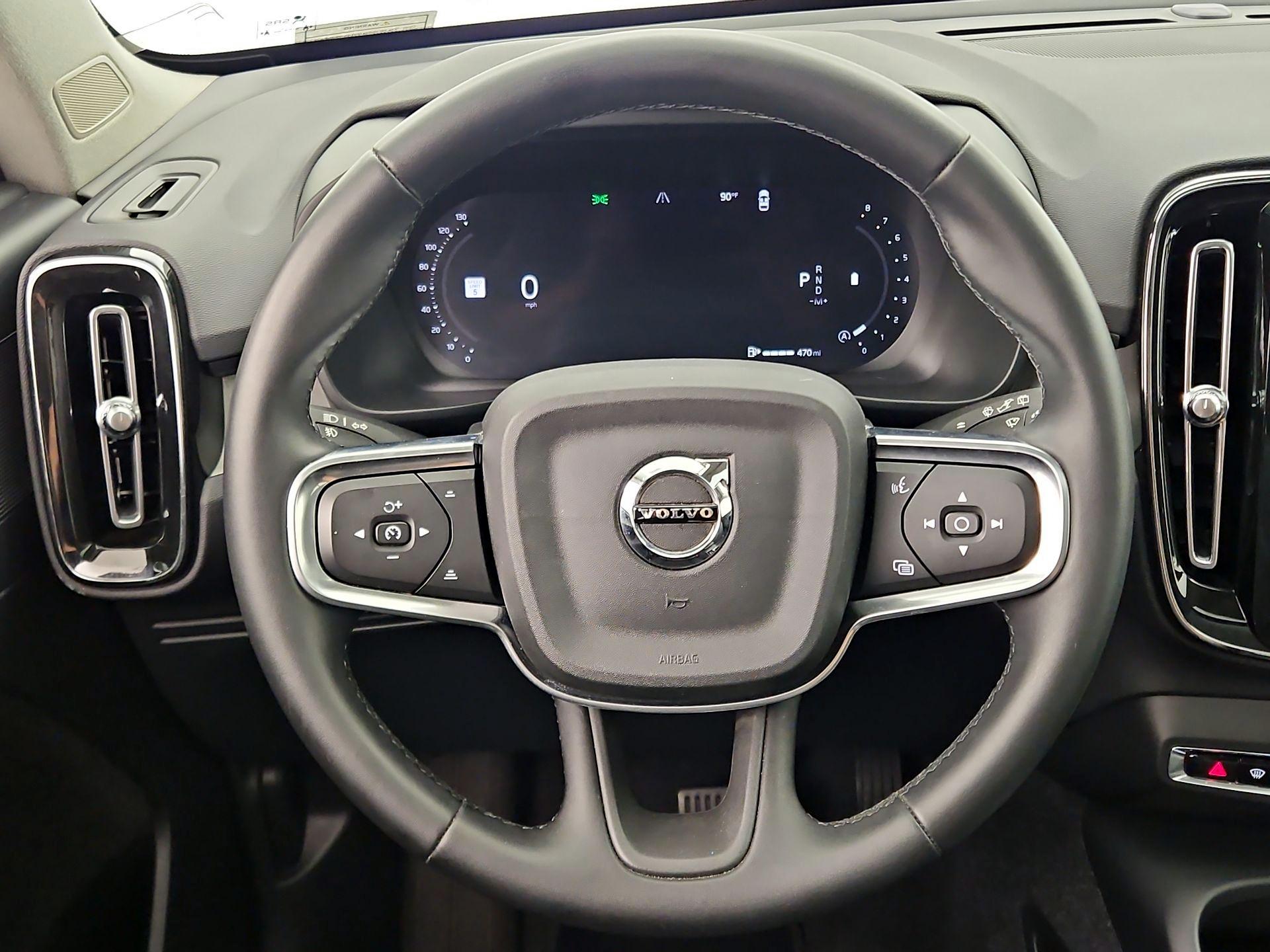 Thumbnail: 2025 Volvo XC40 - 10