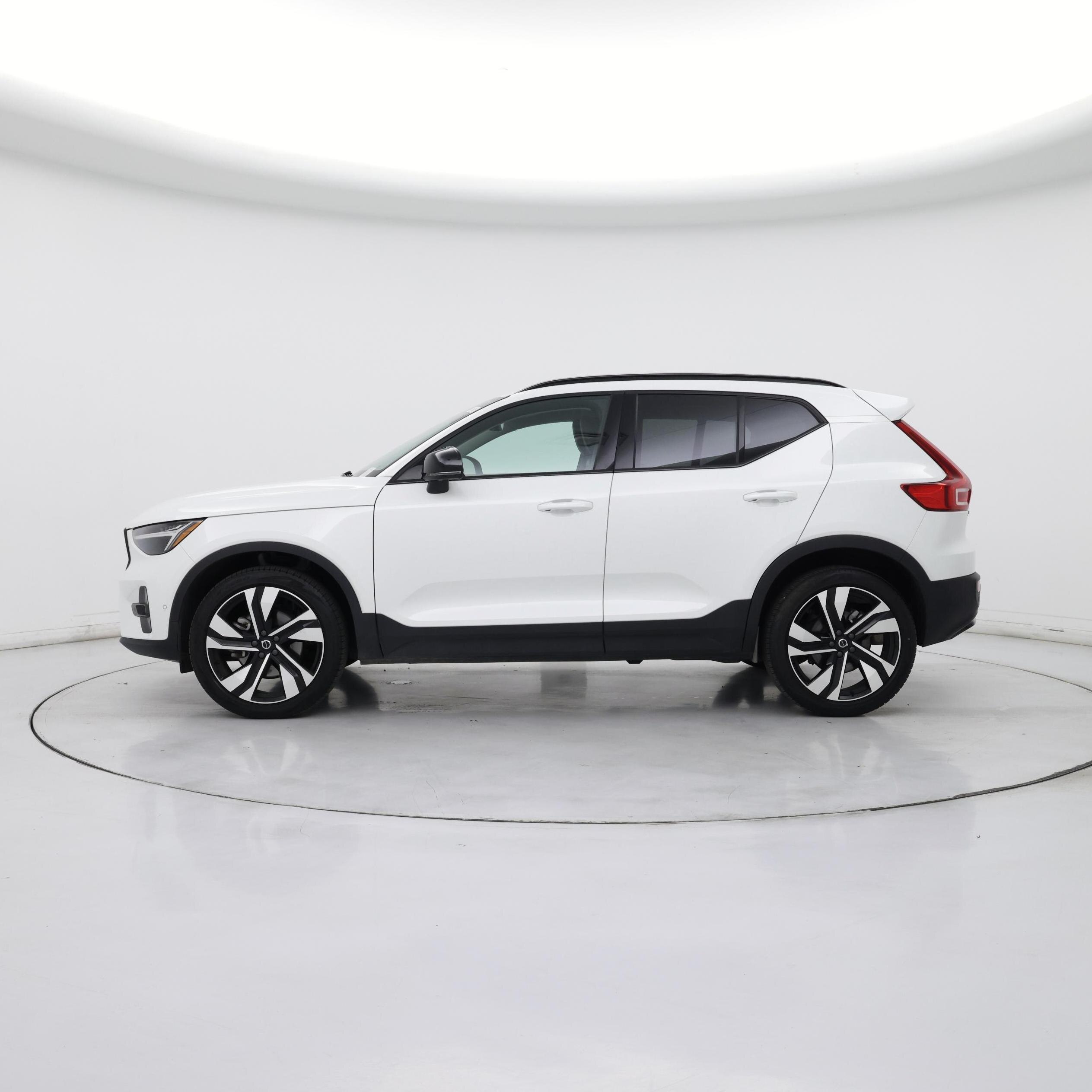 Thumbnail: 2025 Volvo XC40 - 3