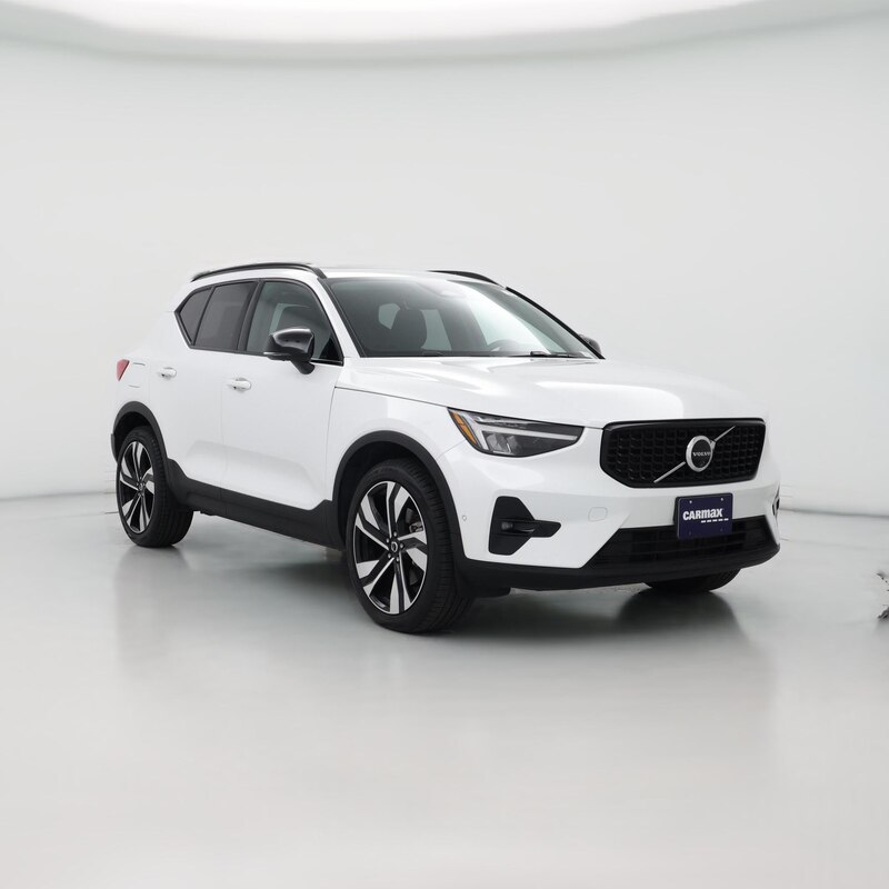 2025 Volvo XC40 B5 Plus Dark Theme