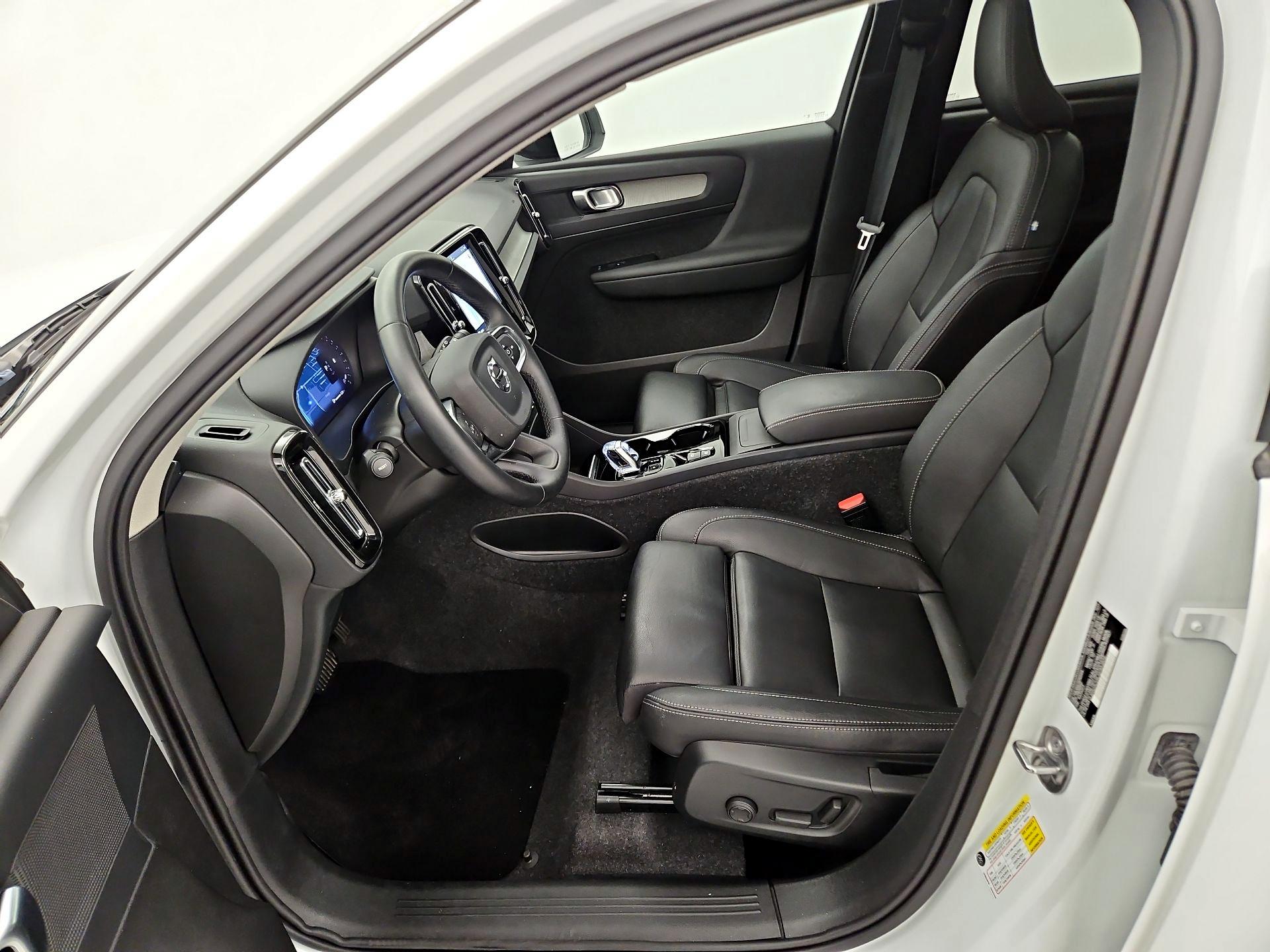 Thumbnail: 2025 Volvo XC40 - 11