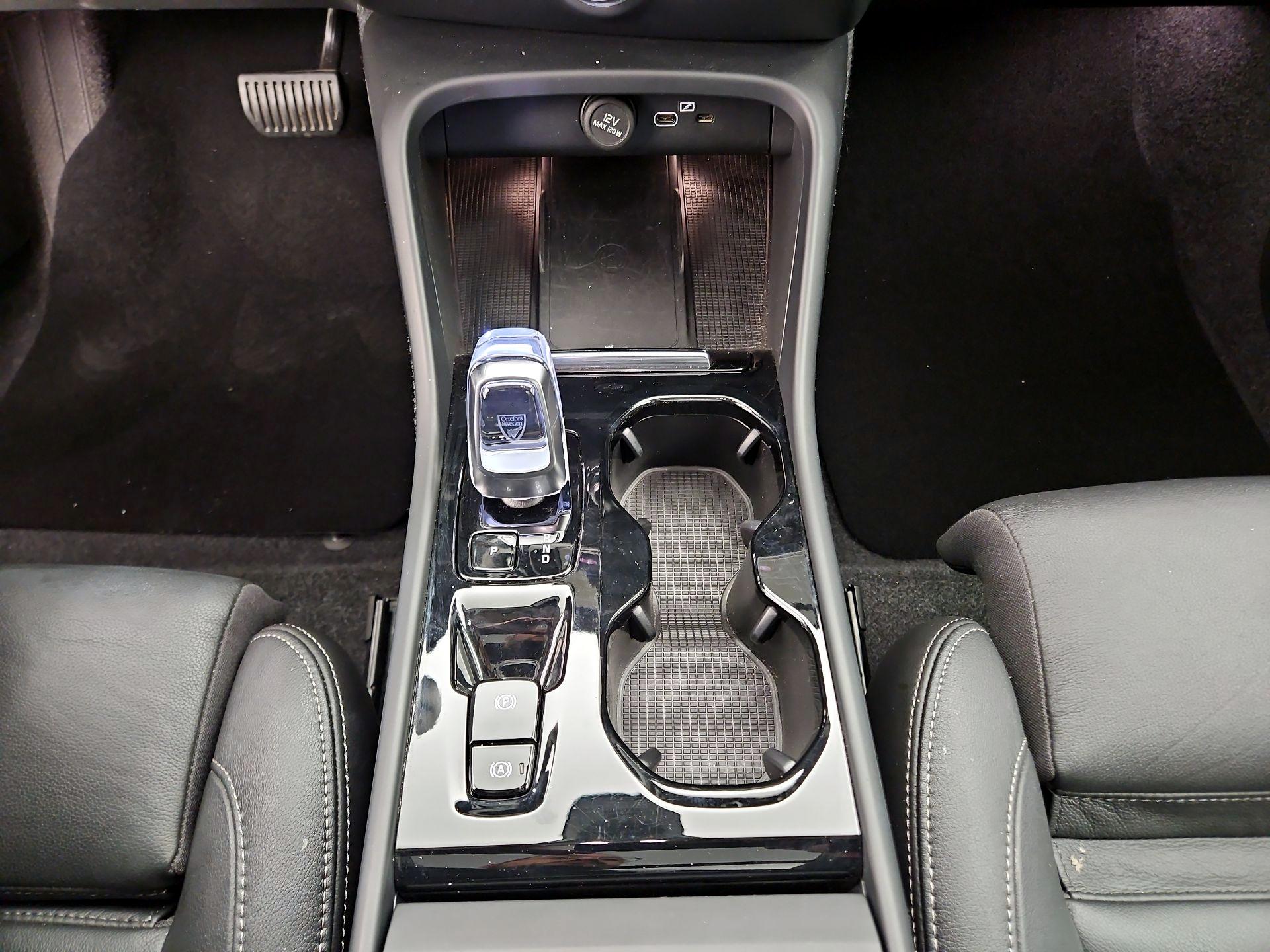 Thumbnail: 2025 Volvo XC40 - 18