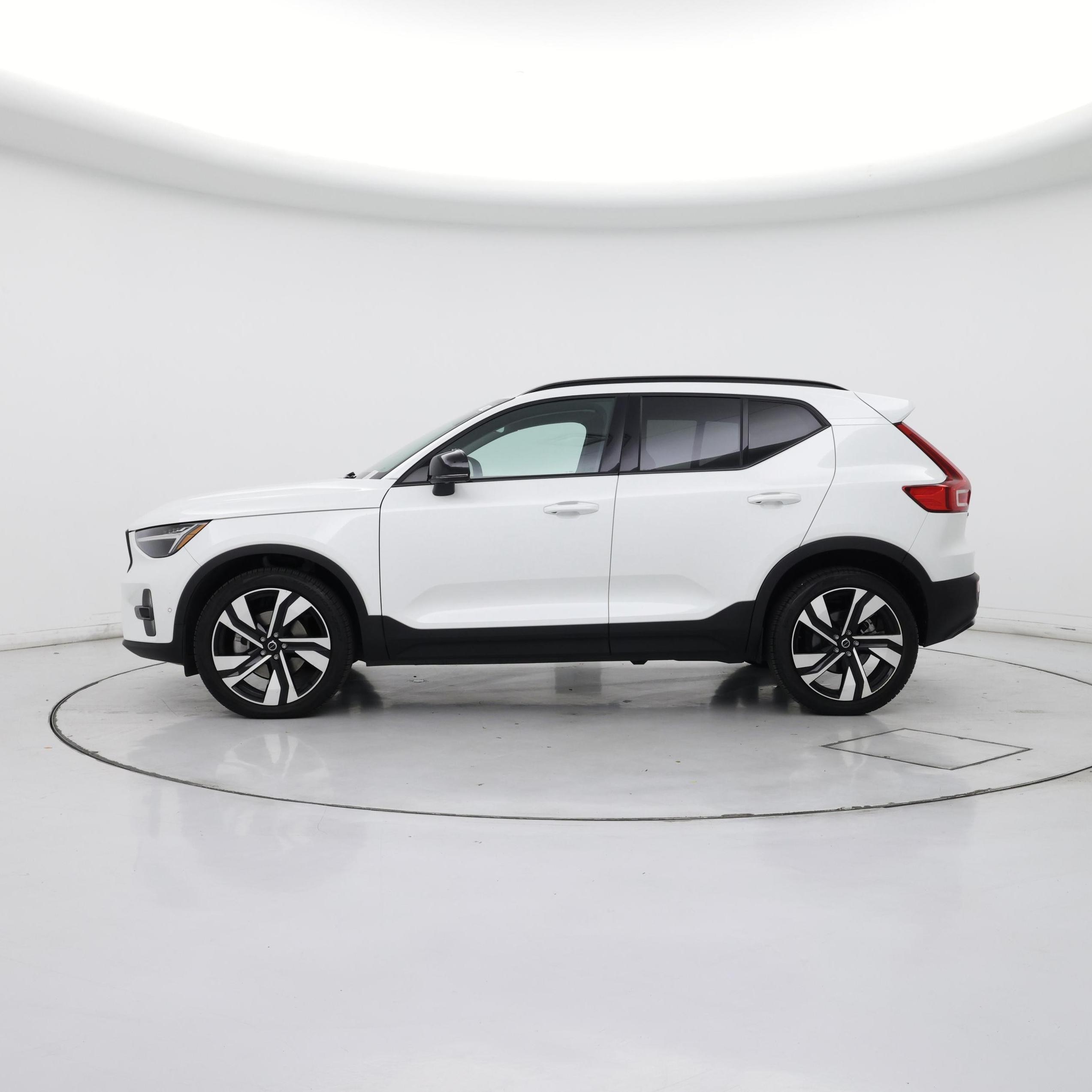 Thumbnail: 2025 Volvo XC40 - 3