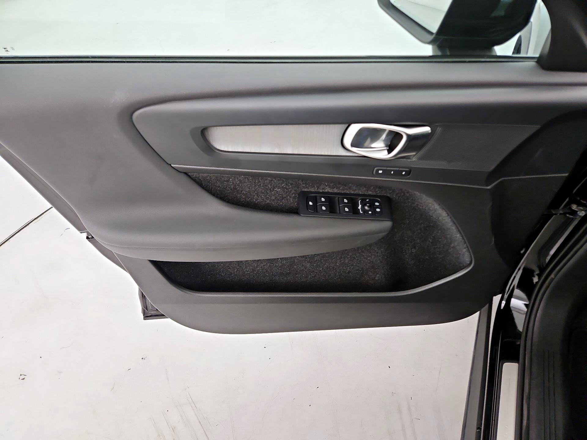 Thumbnail: 2025 Volvo XC40 - 12