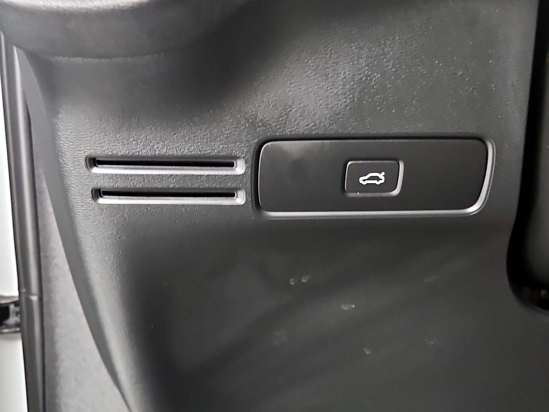 Thumbnail: 2023 Volvo XC40 - 13
