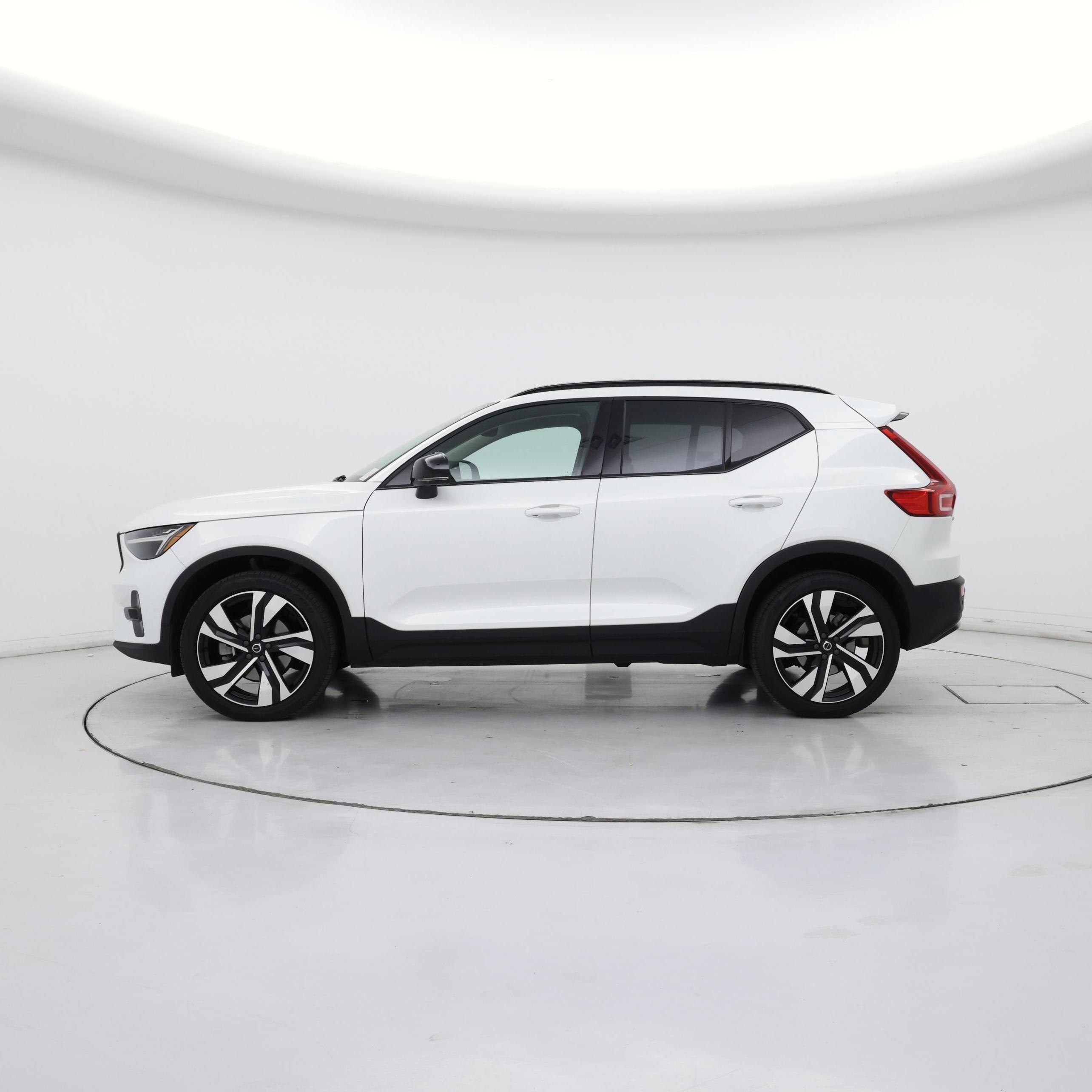Thumbnail: 2023 Volvo XC40 - 3