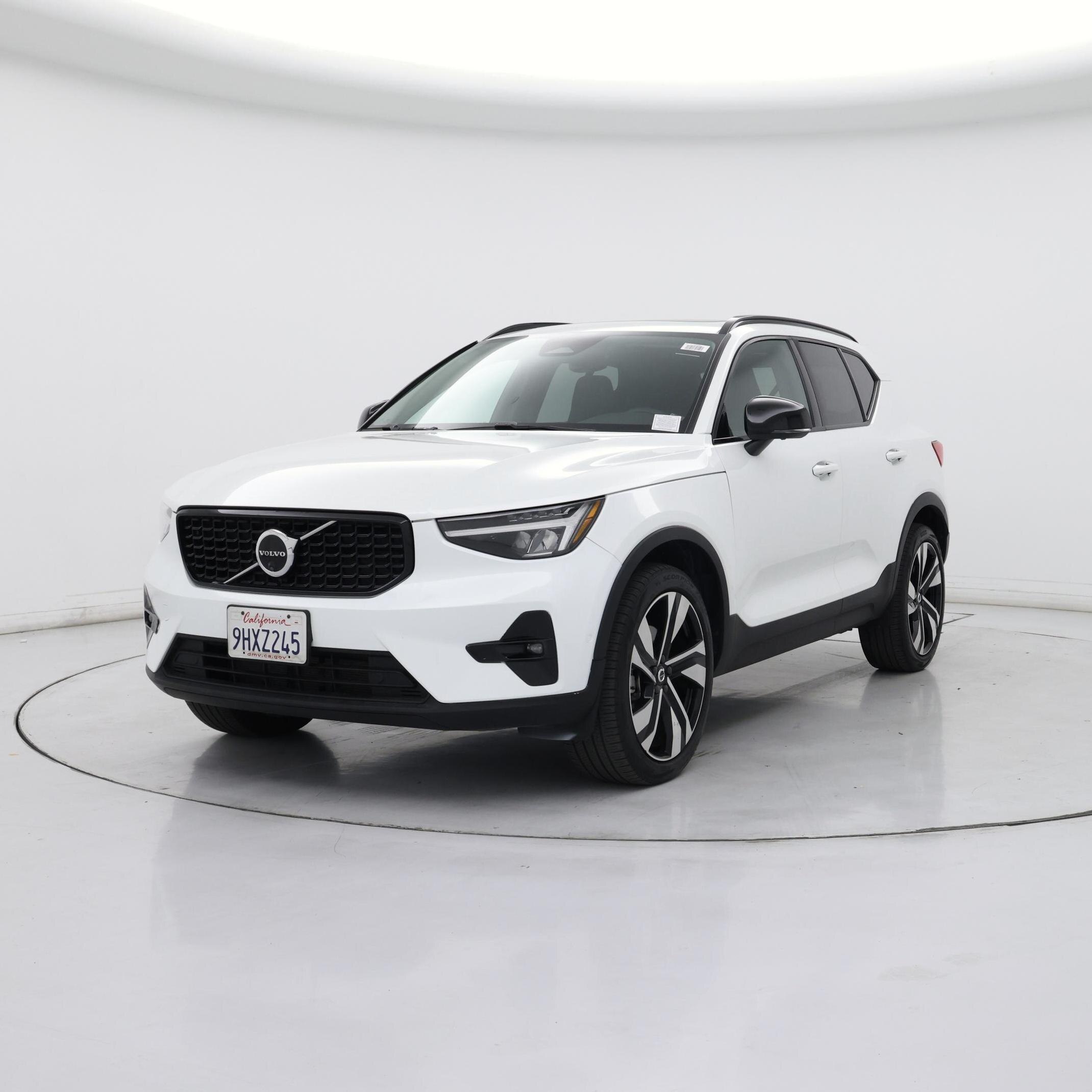 Thumbnail: 2023 Volvo XC40 - 4