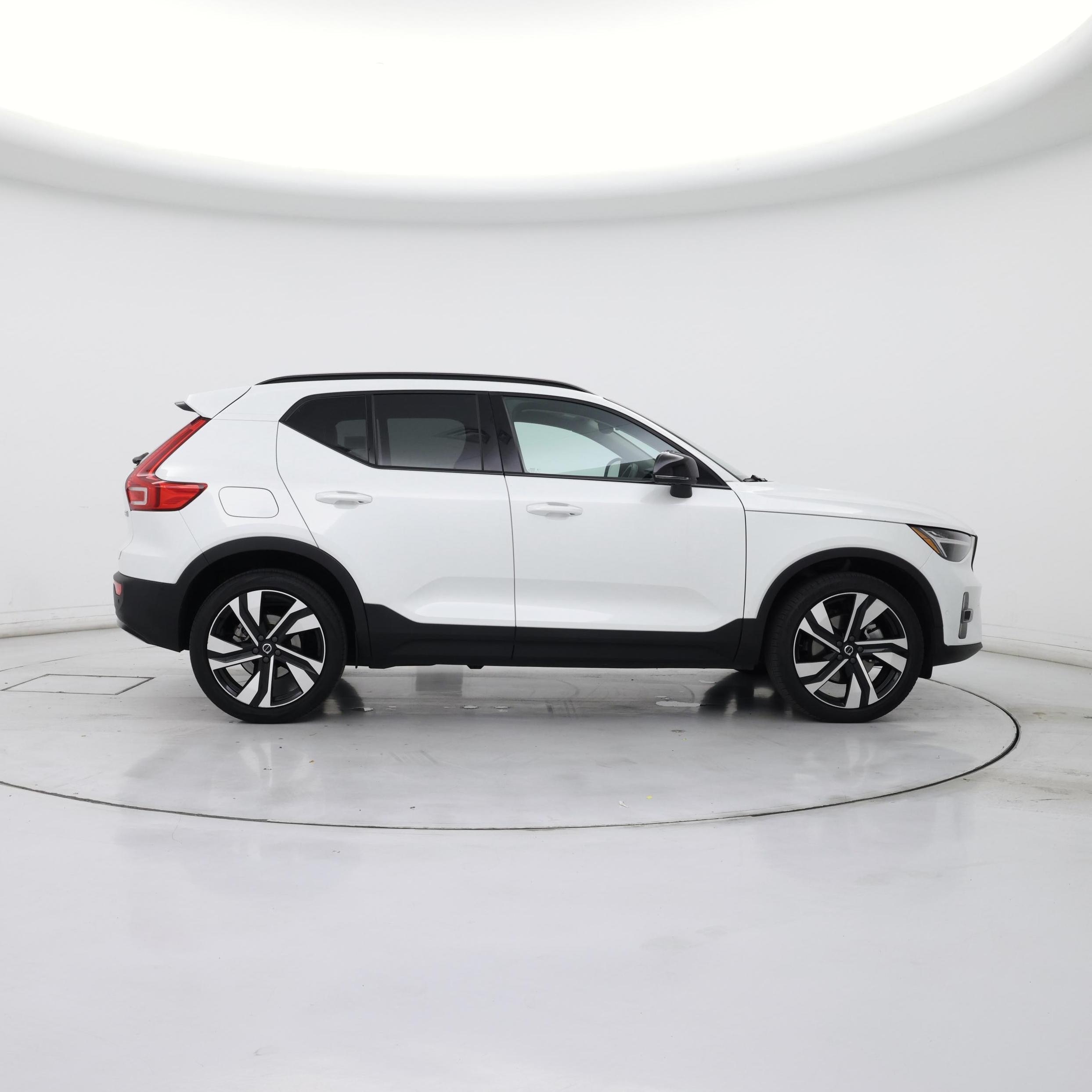 Thumbnail: 2023 Volvo XC40 - 7
