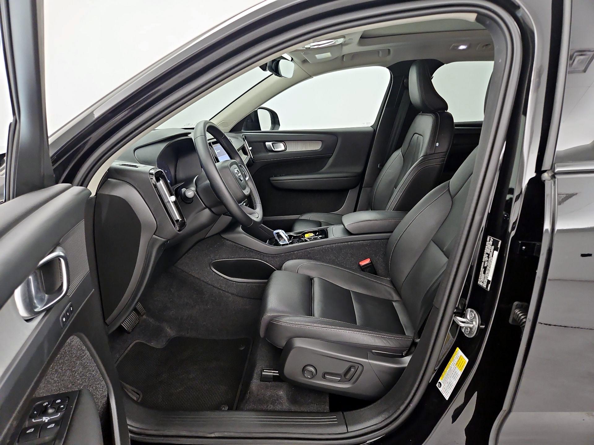 Thumbnail: 2025 Volvo XC40 - 11