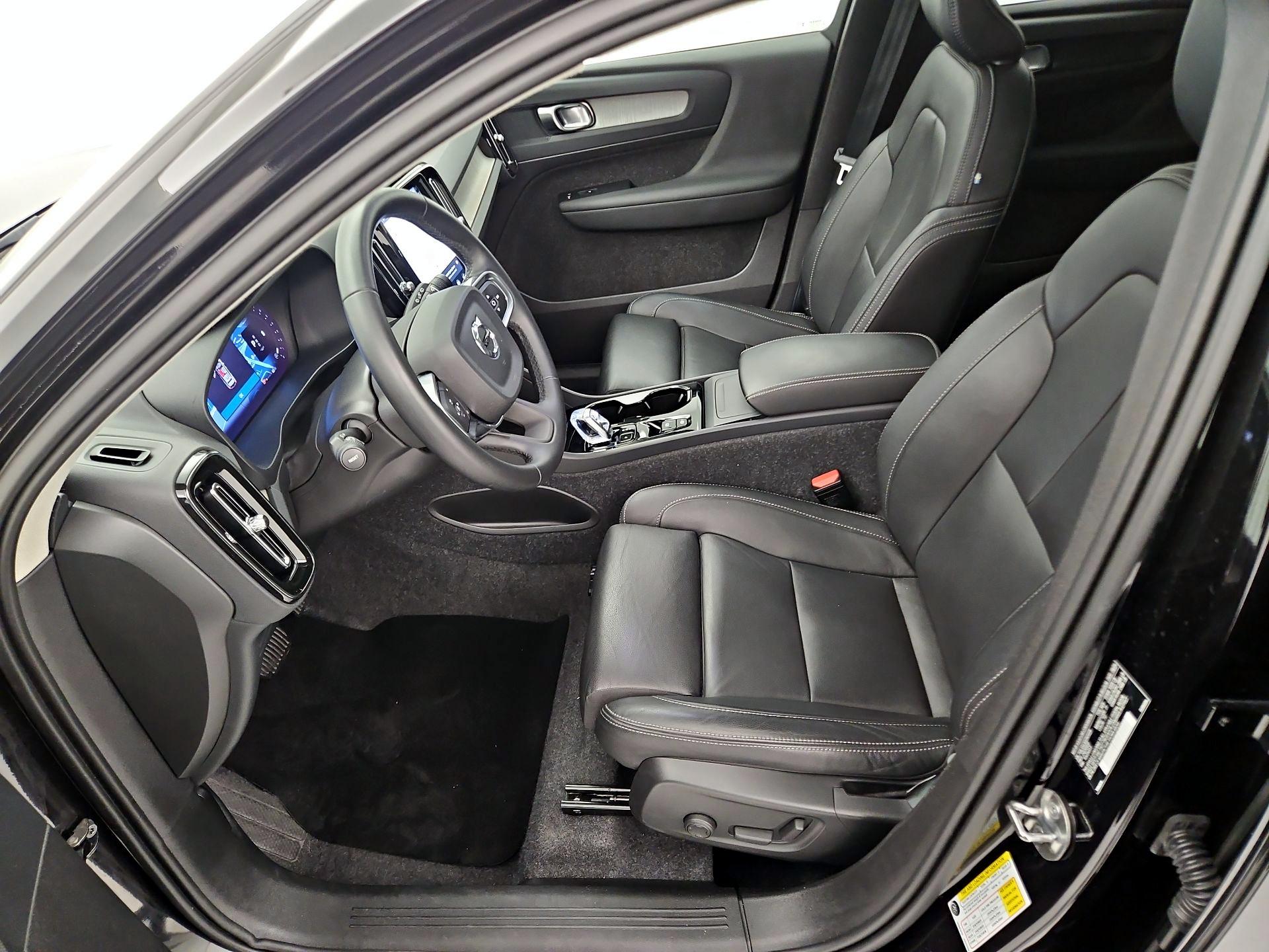 Thumbnail: 2025 Volvo XC40 - 11