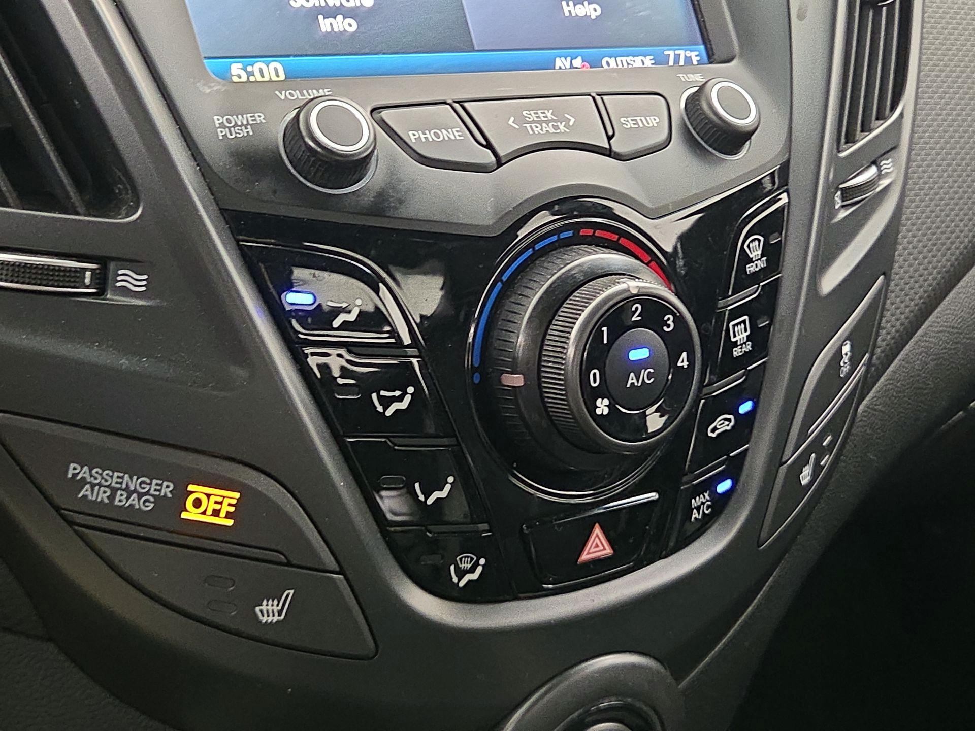 Thumbnail: 2016 Hyundai Veloster - 16