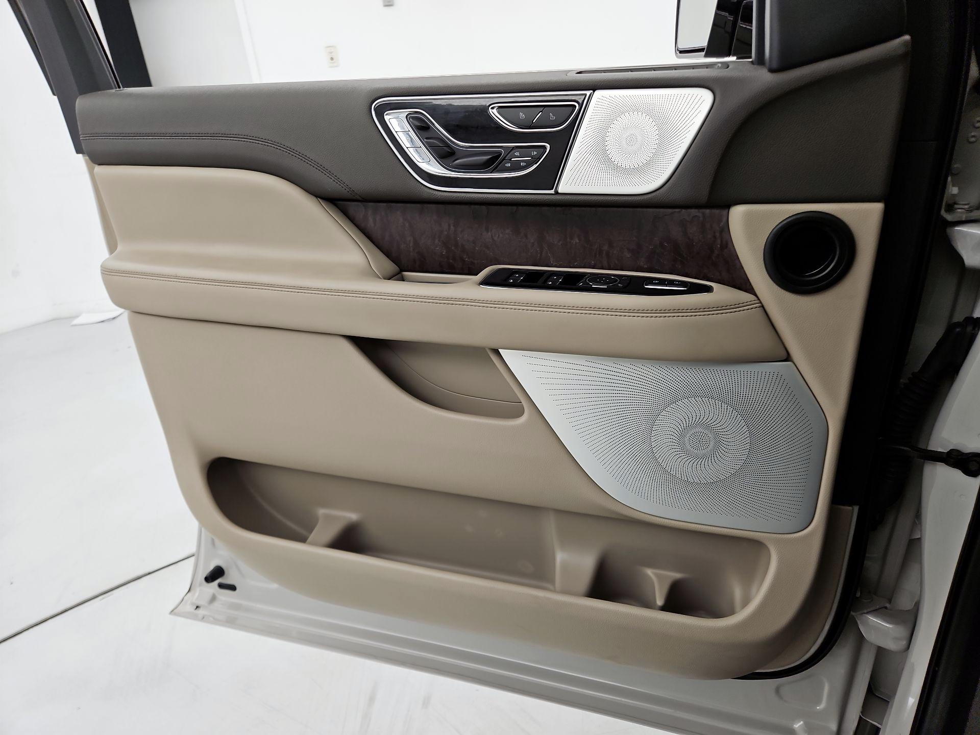 Thumbnail: 2022 Lincoln Navigator - 12