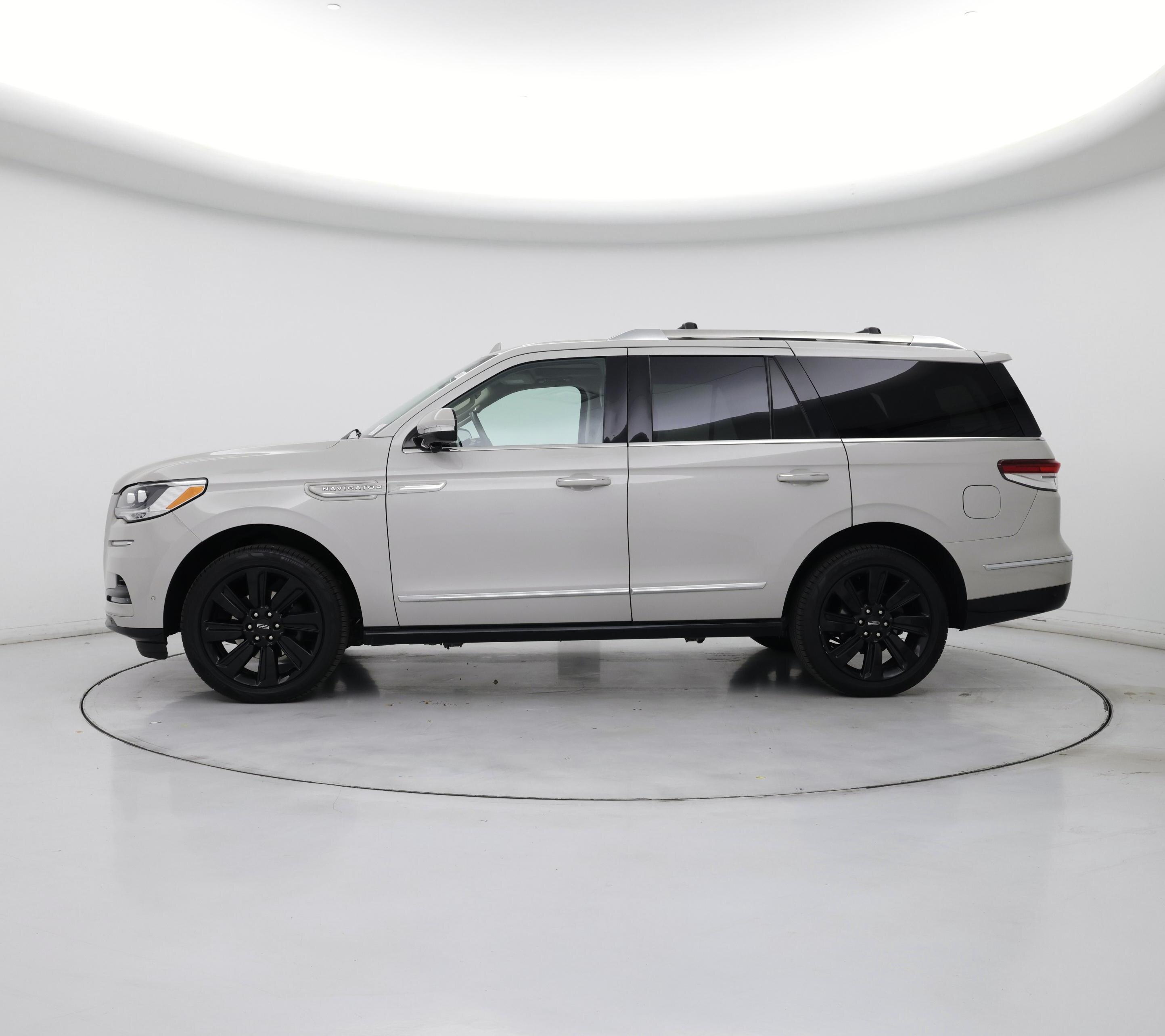 Thumbnail: 2022 Lincoln Navigator - 3
