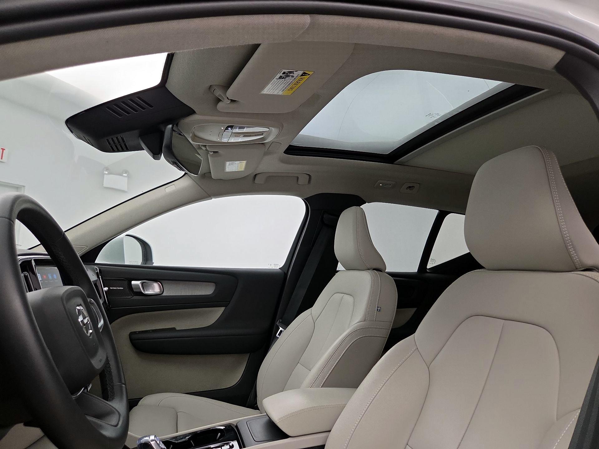 Thumbnail: 2025 Volvo XC40 - 19