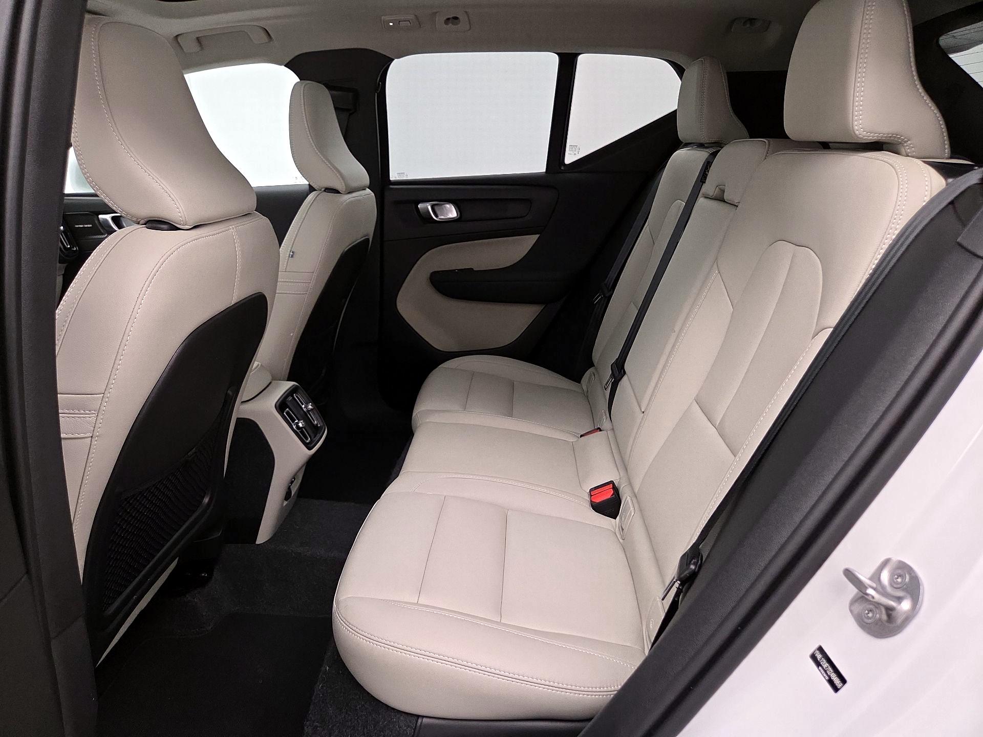 Thumbnail: 2025 Volvo XC40 - 20