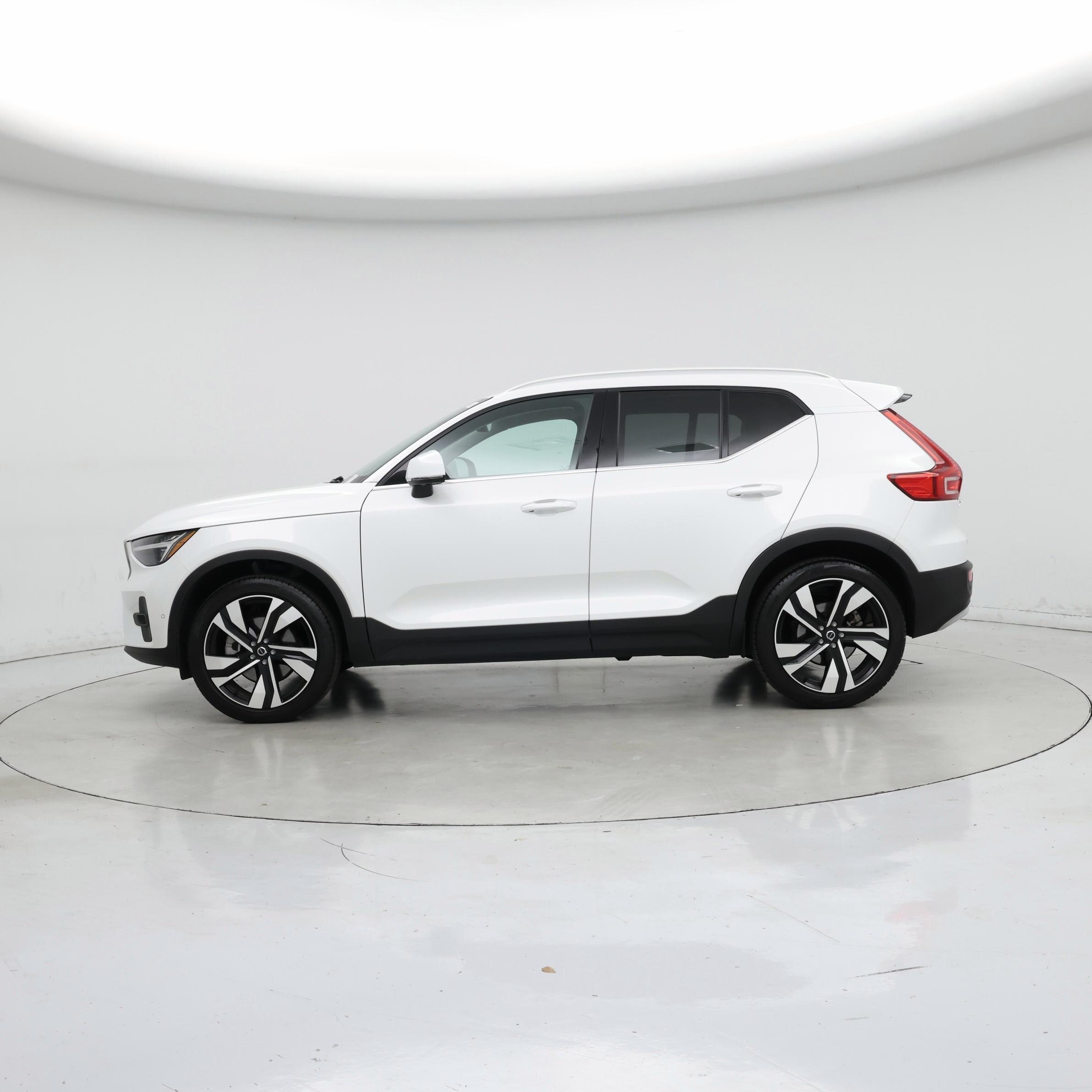Thumbnail: 2025 Volvo XC40 - 3