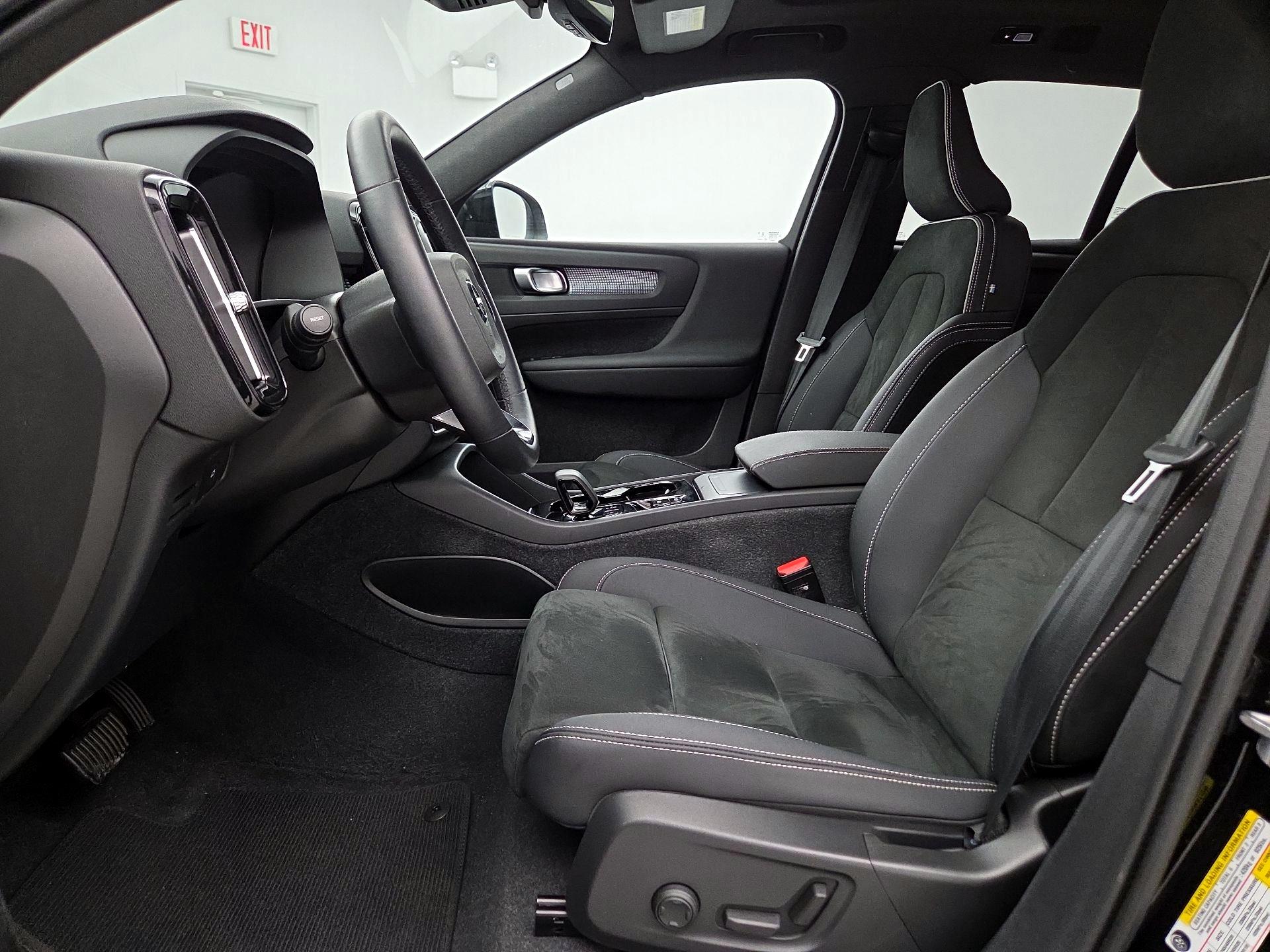 Thumbnail: 2023 Volvo XC40 - 11
