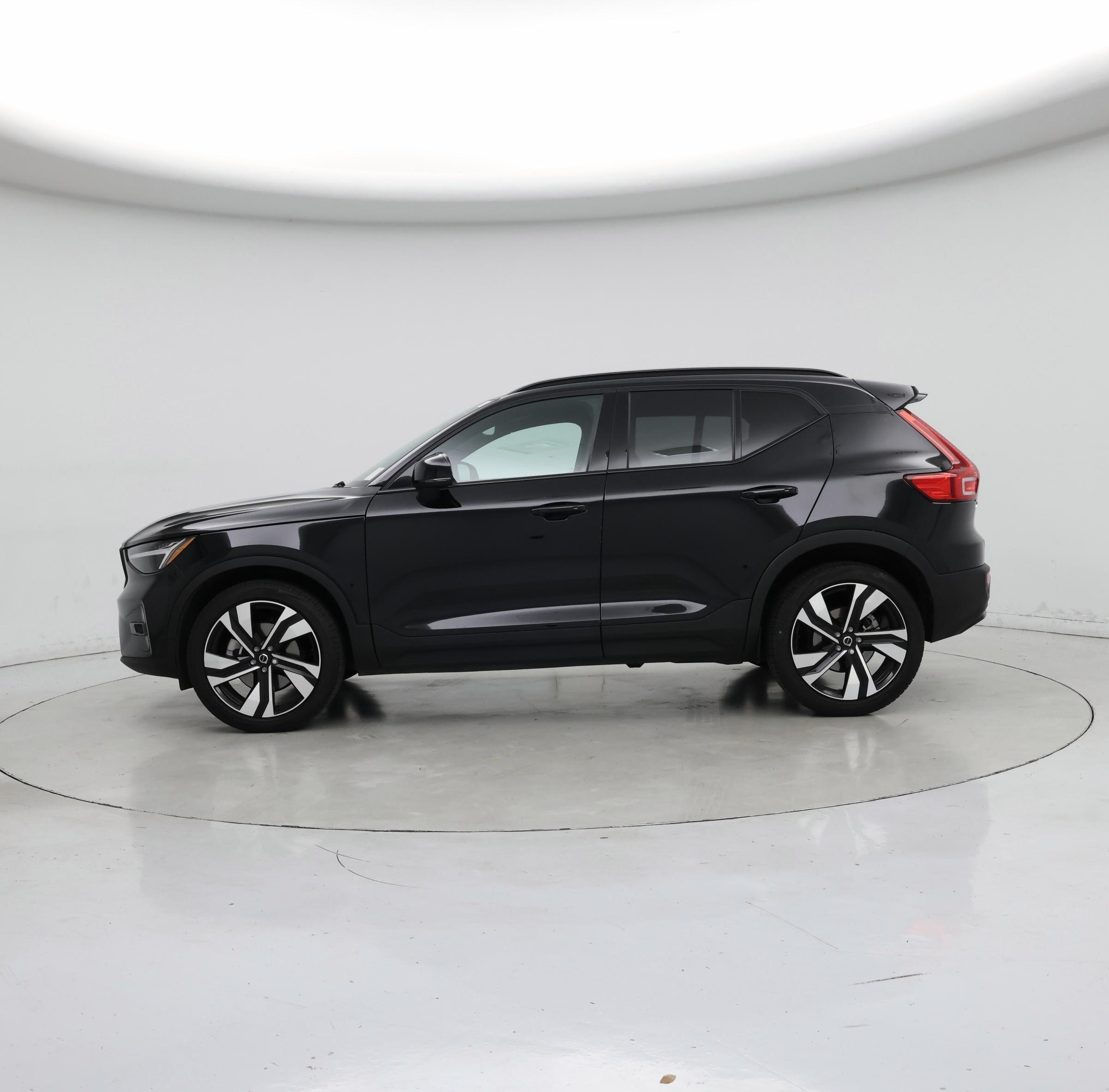 Thumbnail: 2023 Volvo XC40 - 3