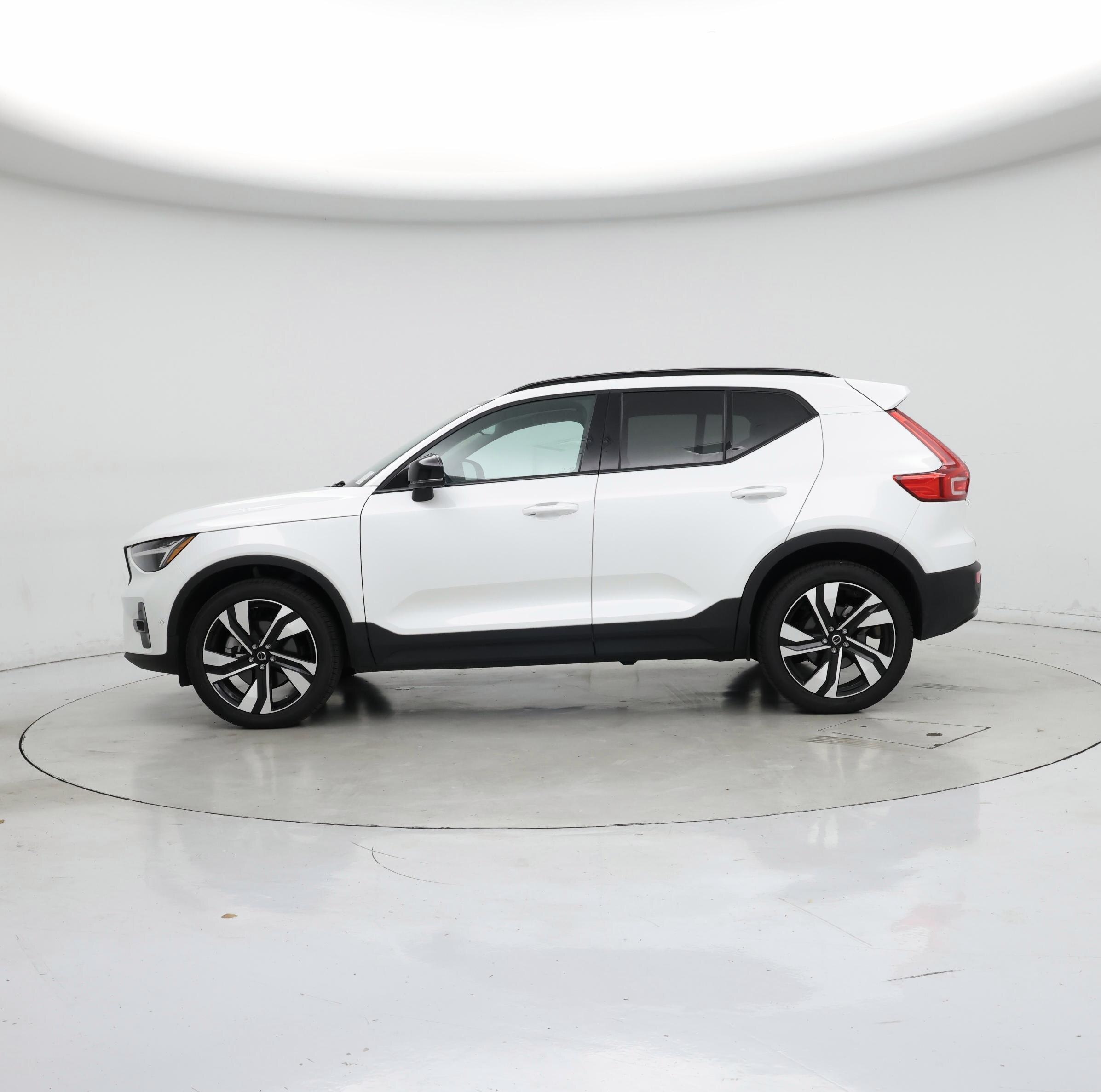 Thumbnail: 2025 Volvo XC40 - 3