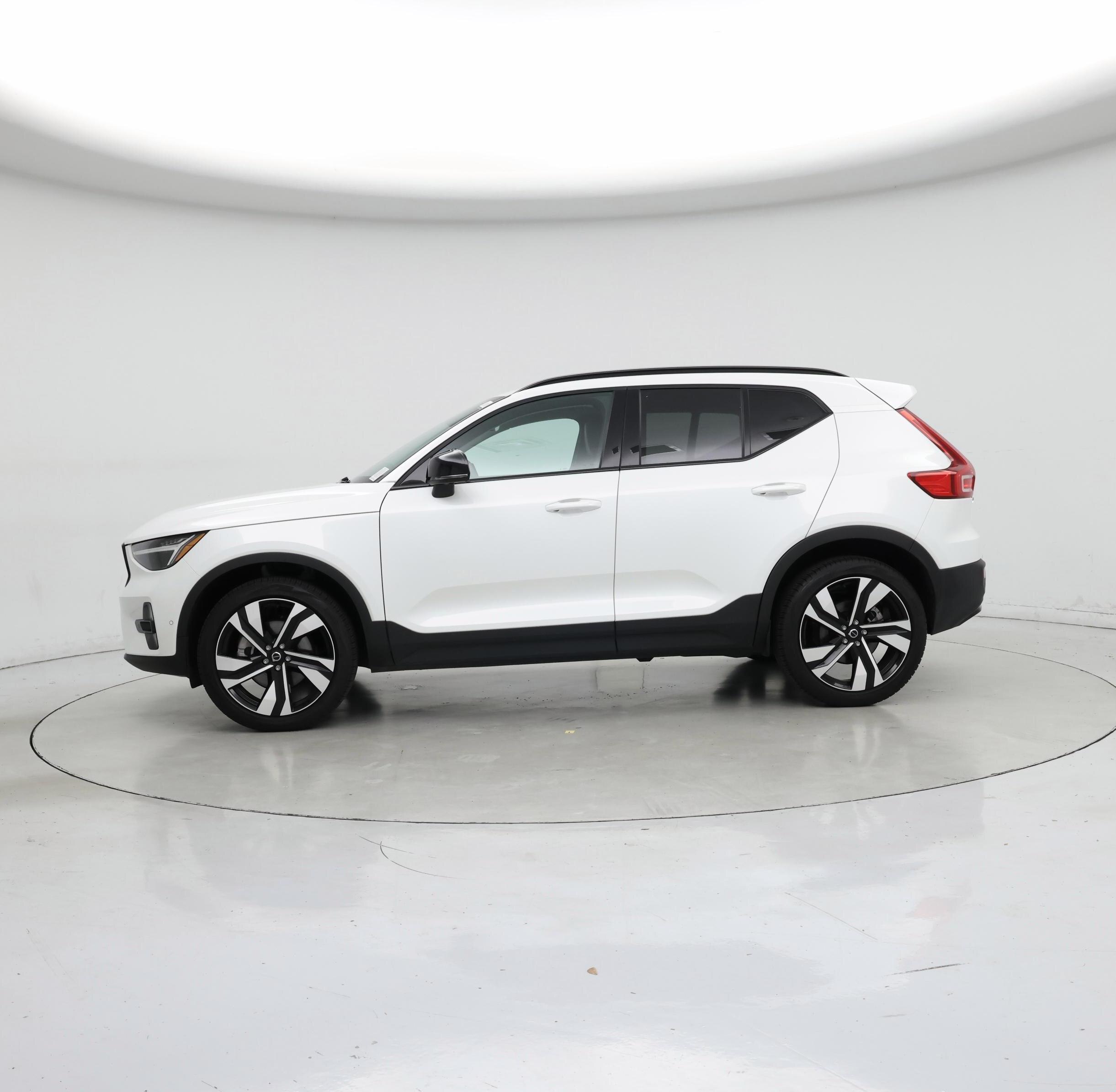 Thumbnail: 2025 Volvo XC40 - 3