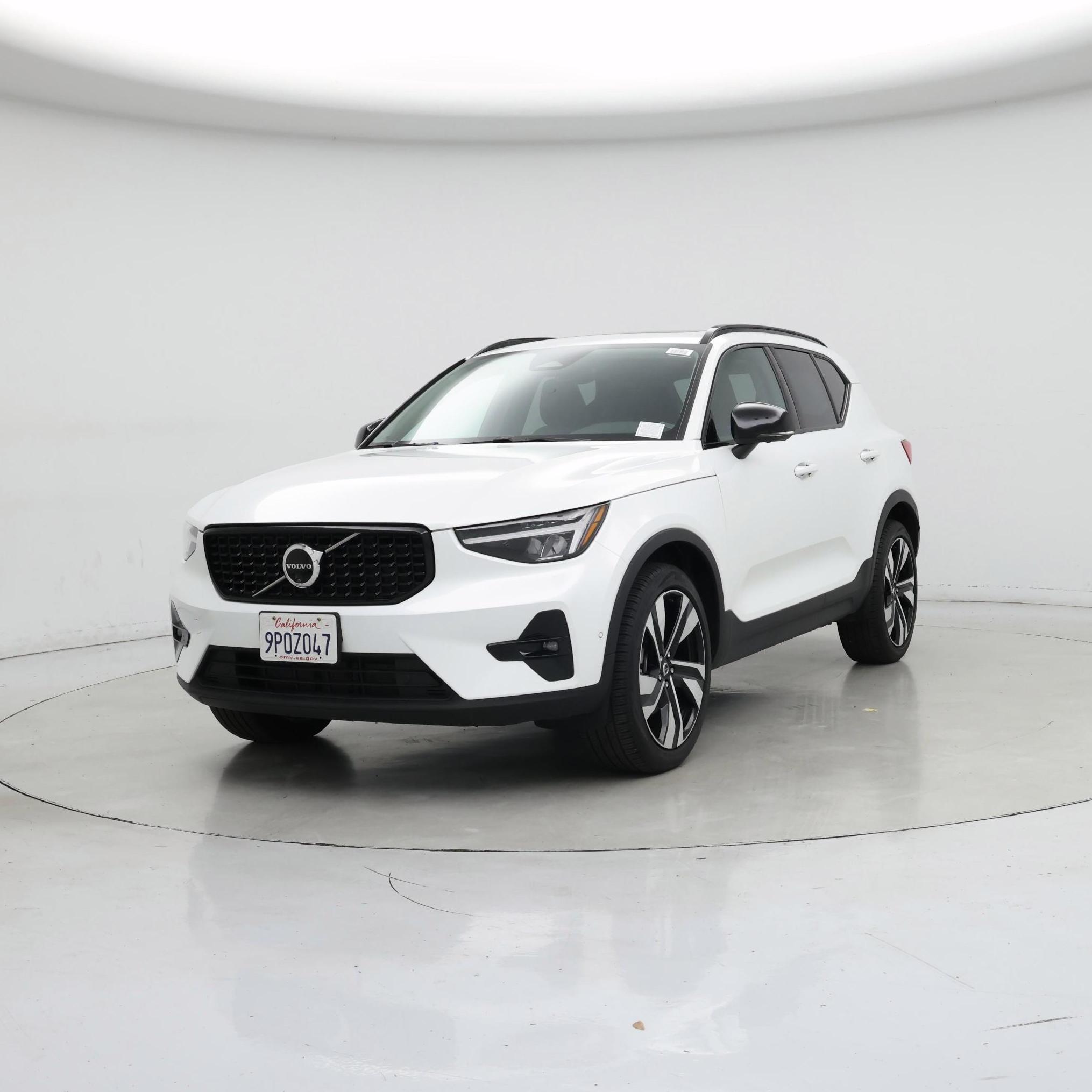 Thumbnail: 2025 Volvo XC40 - 4