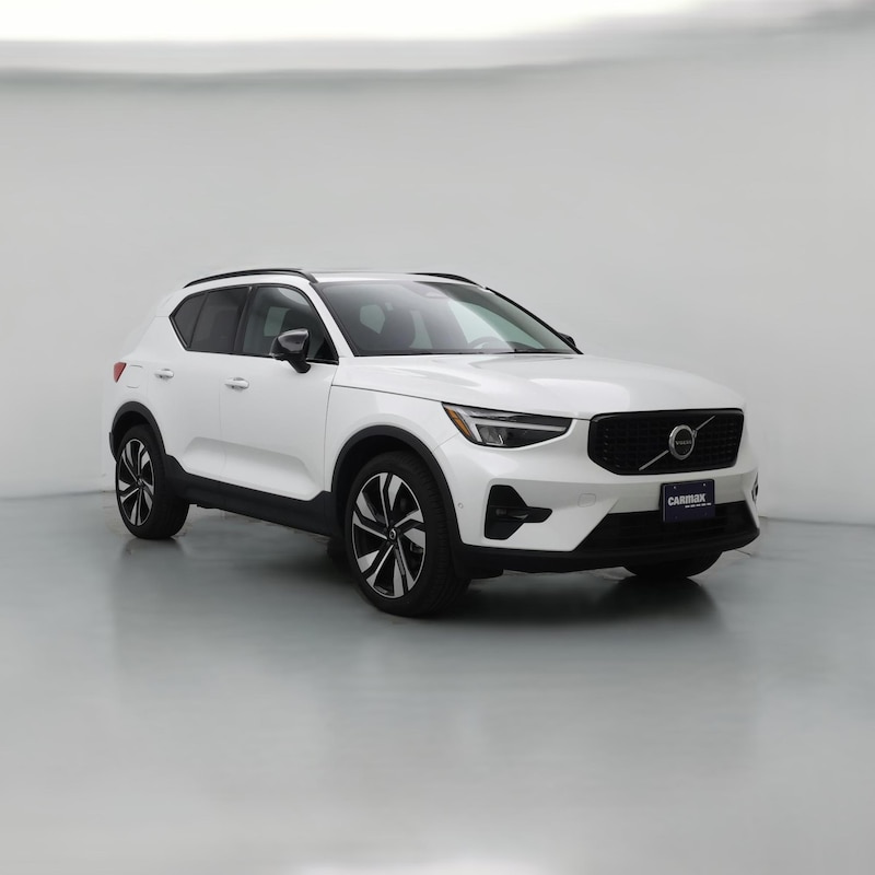 2025 Volvo XC40 B5 Plus Dark Theme