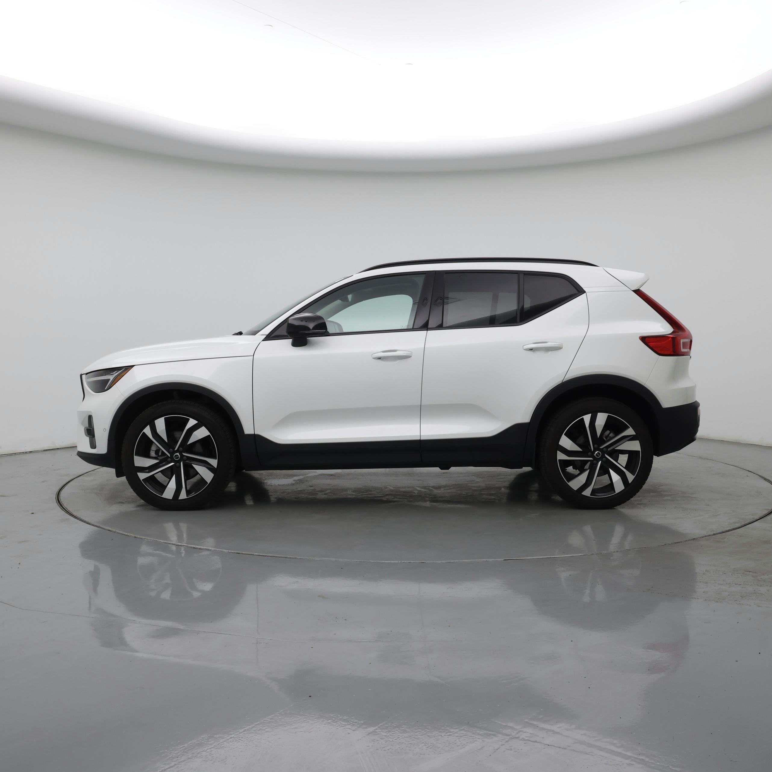 Thumbnail: 2025 Volvo XC40 - 3