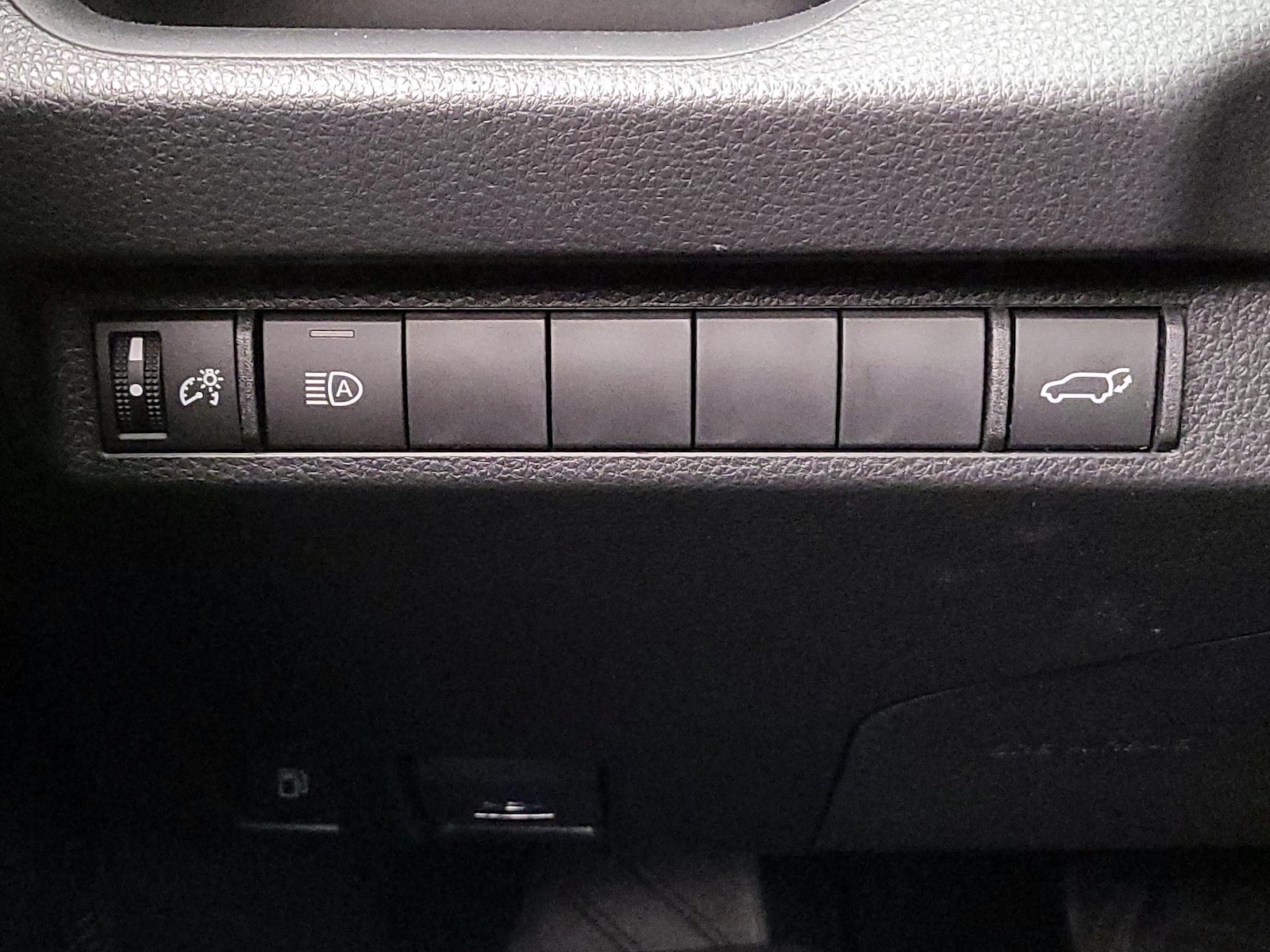 2025 Toyota RAV4 XLE - Photo 14
