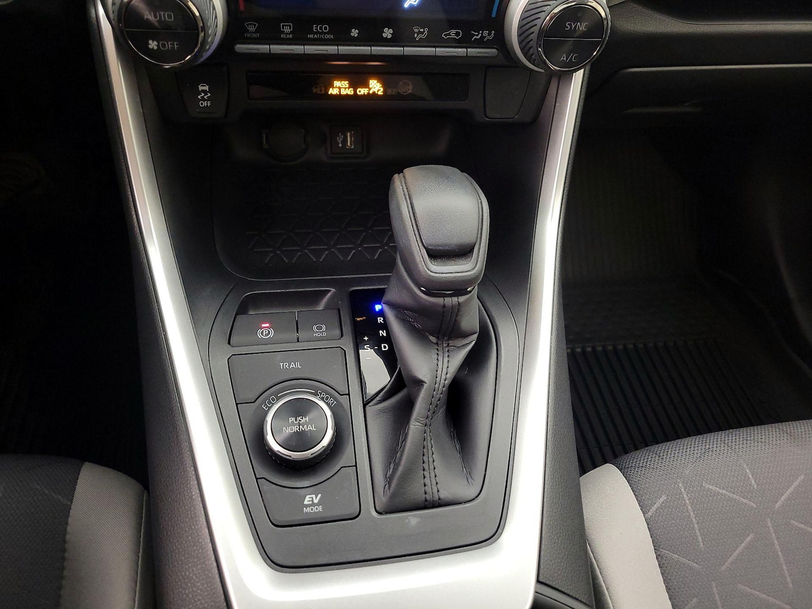 2025 Toyota RAV4 XLE - Photo 18