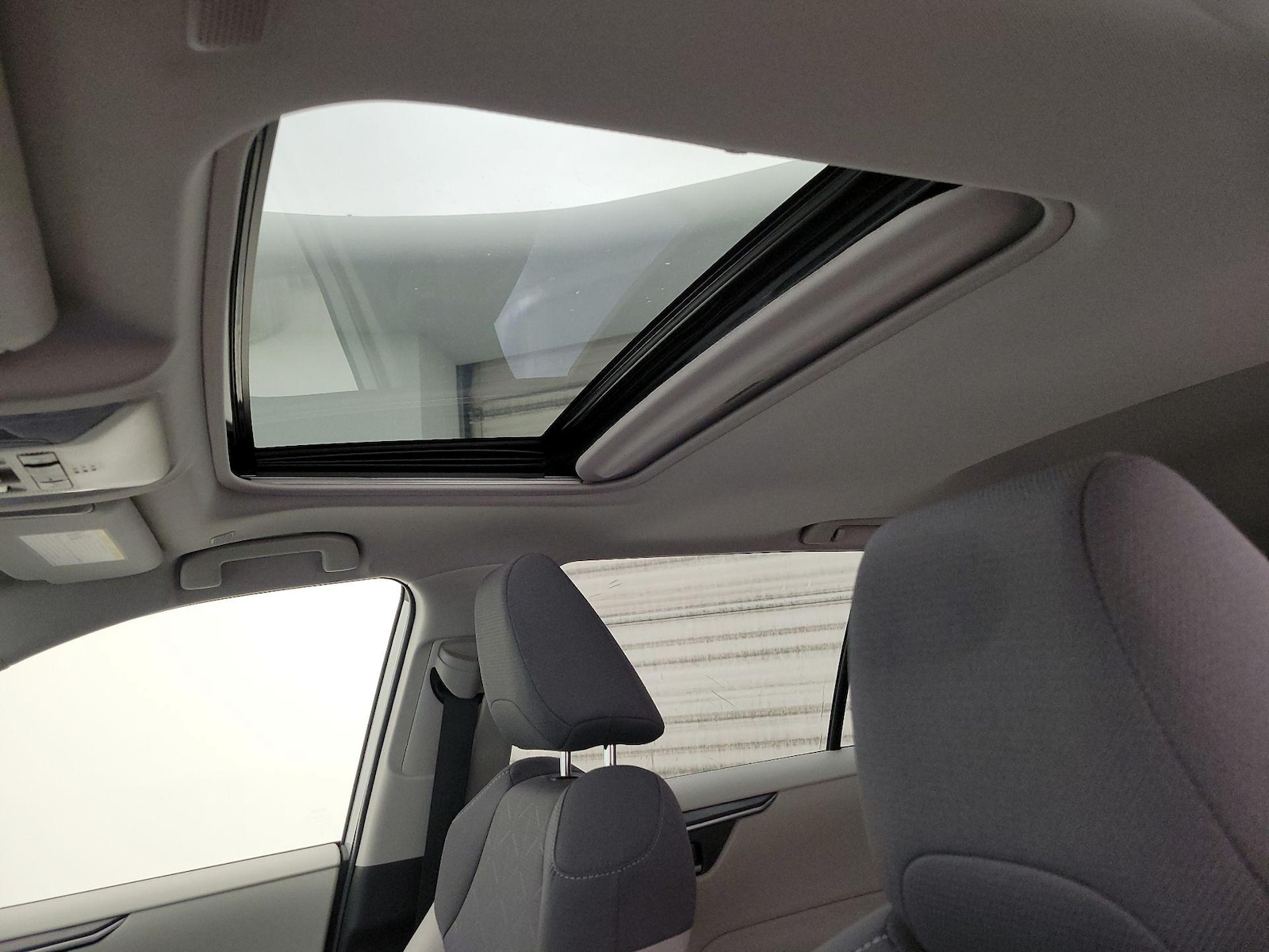 2025 Toyota RAV4 XLE - Photo 20