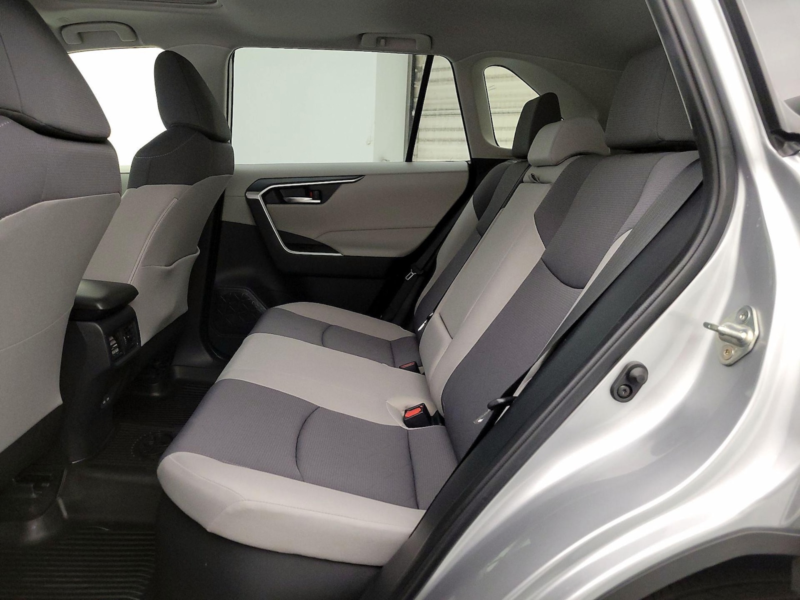 2025 Toyota RAV4 XLE - Photo 21