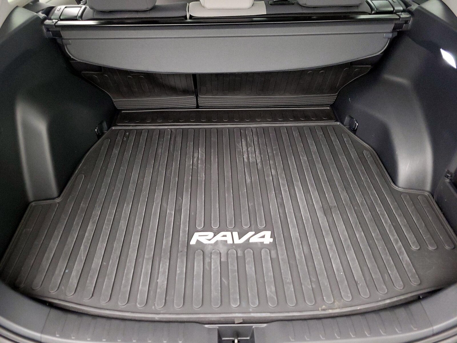 2025 Toyota RAV4 XLE - Photo 22