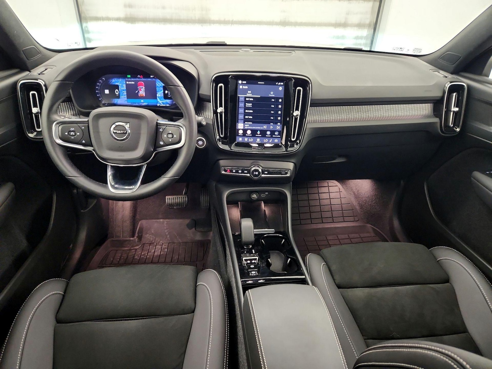 2023 Volvo XC40 Plus - Photo 10