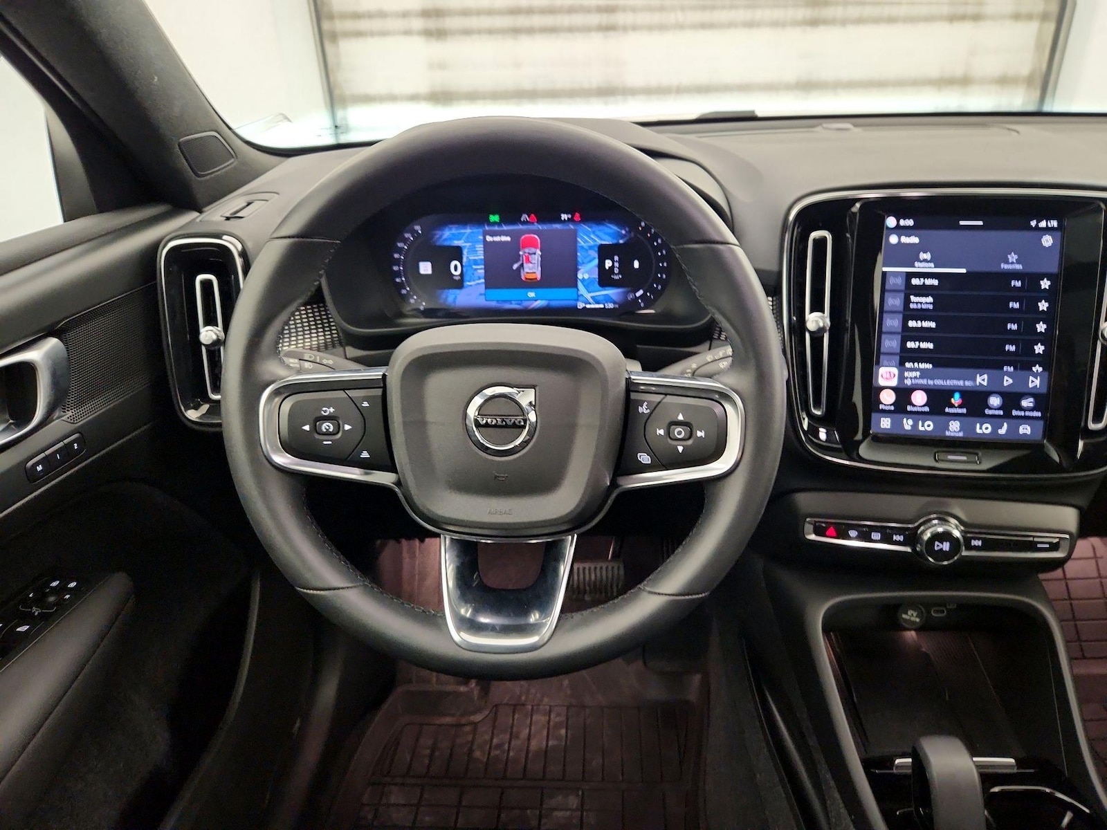2023 Volvo XC40 Plus - Photo 11