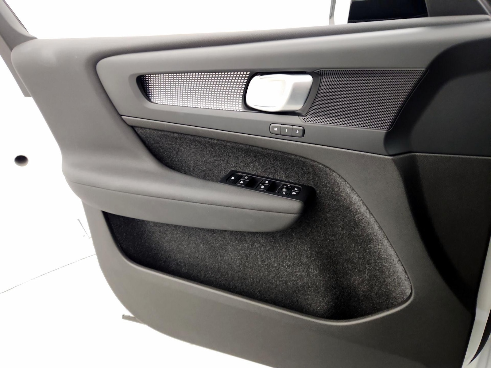 2023 Volvo XC40 Plus - Photo 12
