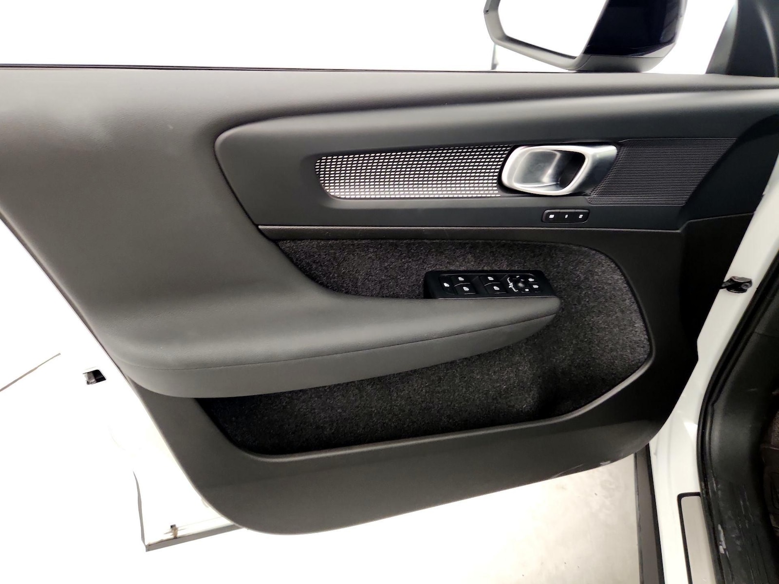 2023 Volvo XC40 Plus - Photo 13