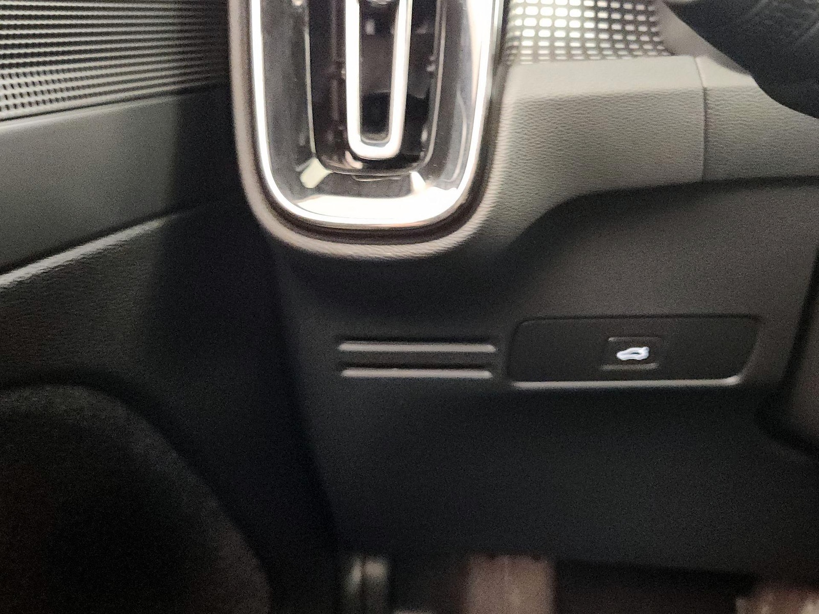 2023 Volvo XC40 Plus - Photo 14