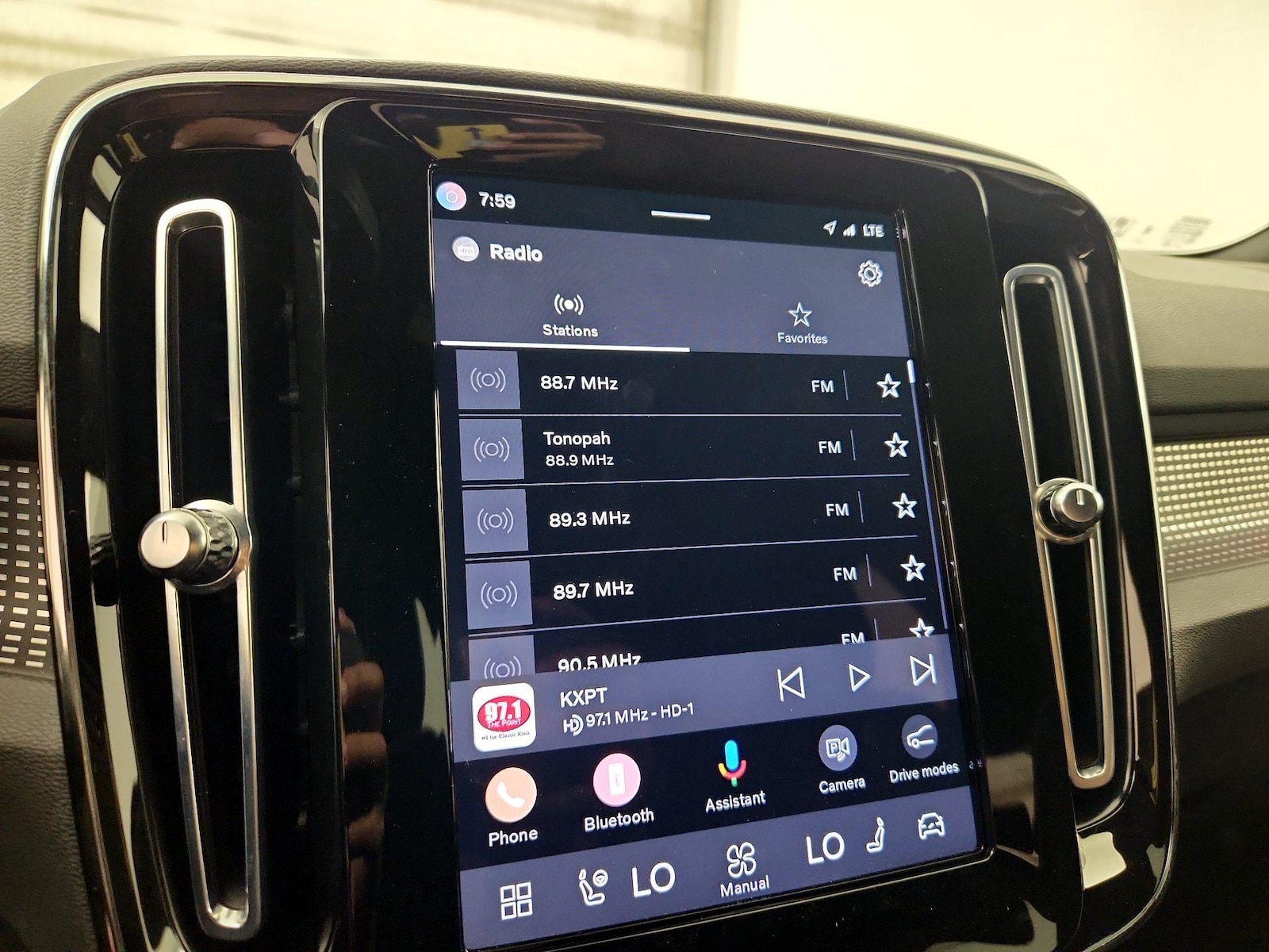 2023 Volvo XC40 Plus - Photo 16