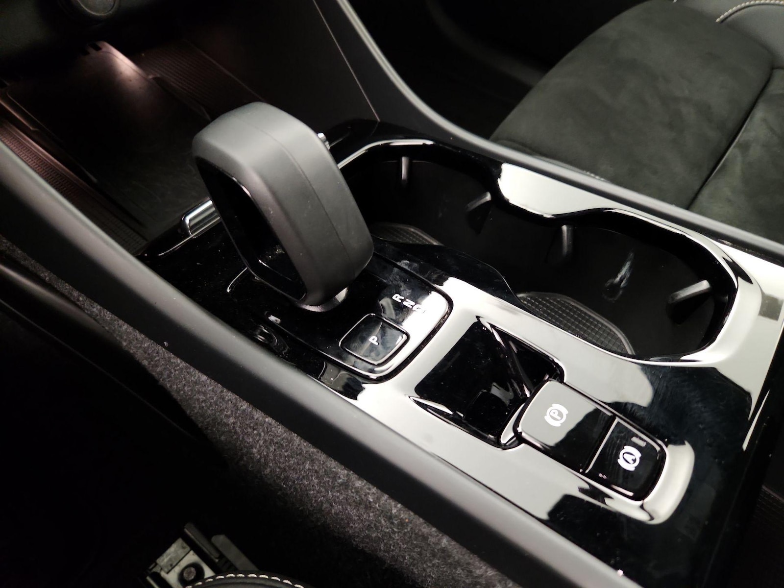 2023 Volvo XC40 Plus - Photo 18