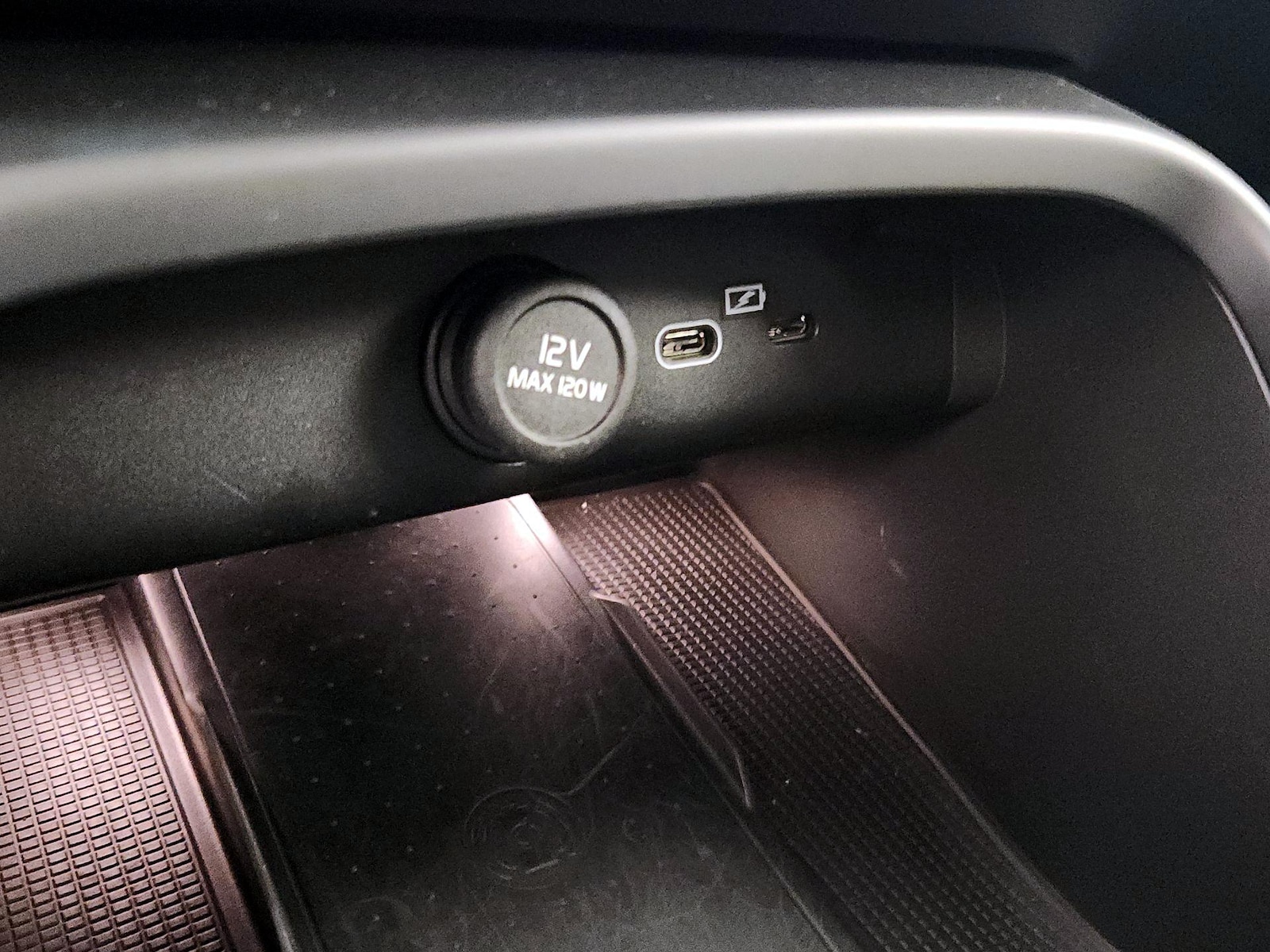 2023 Volvo XC40 Plus - Photo 19