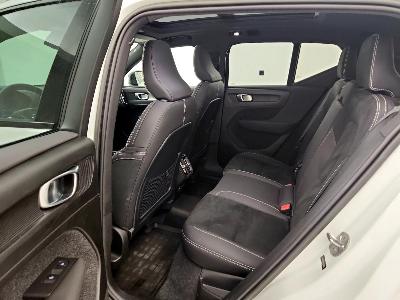 2023 Volvo XC40 Plus - Photo 20