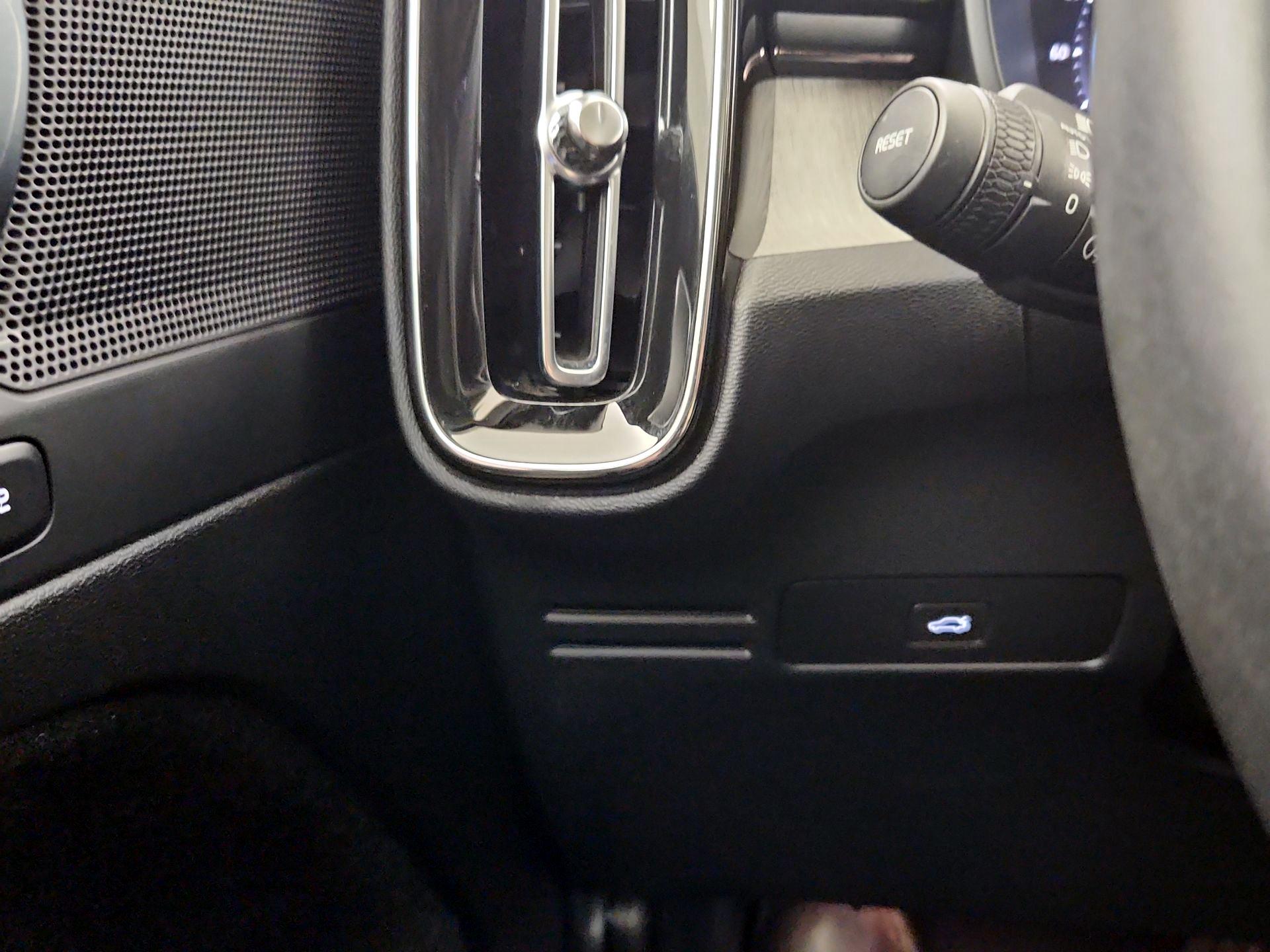 Thumbnail: 2024 Volvo XC40 - 13