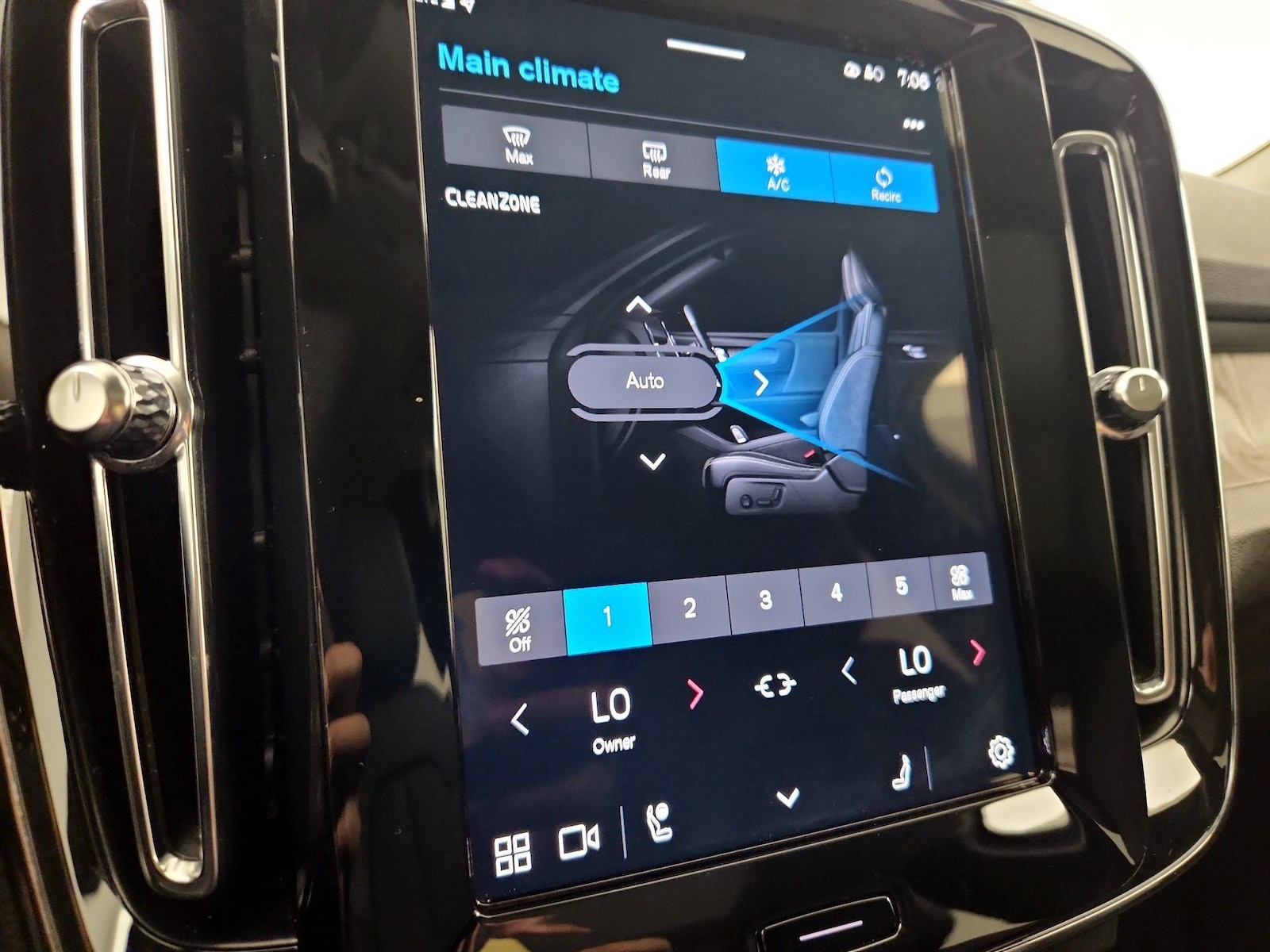 2024 Volvo XC40 Core - Photo 17