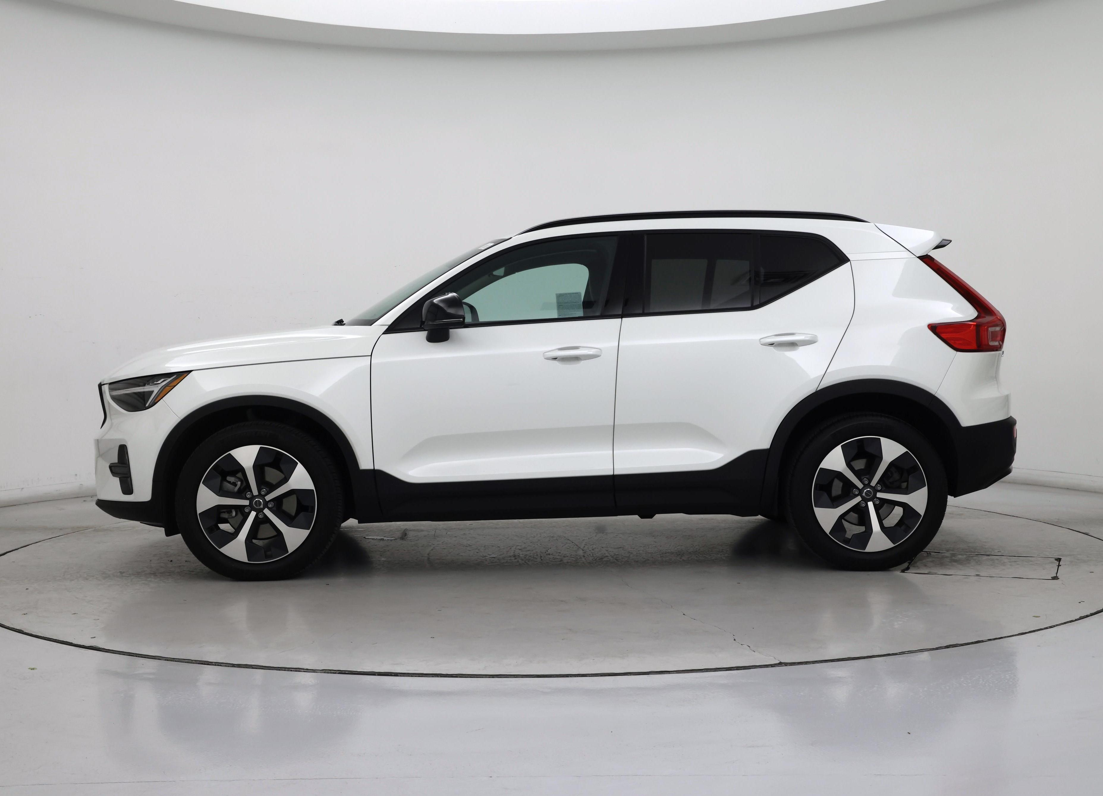 Thumbnail: 2024 Volvo XC40 - 3