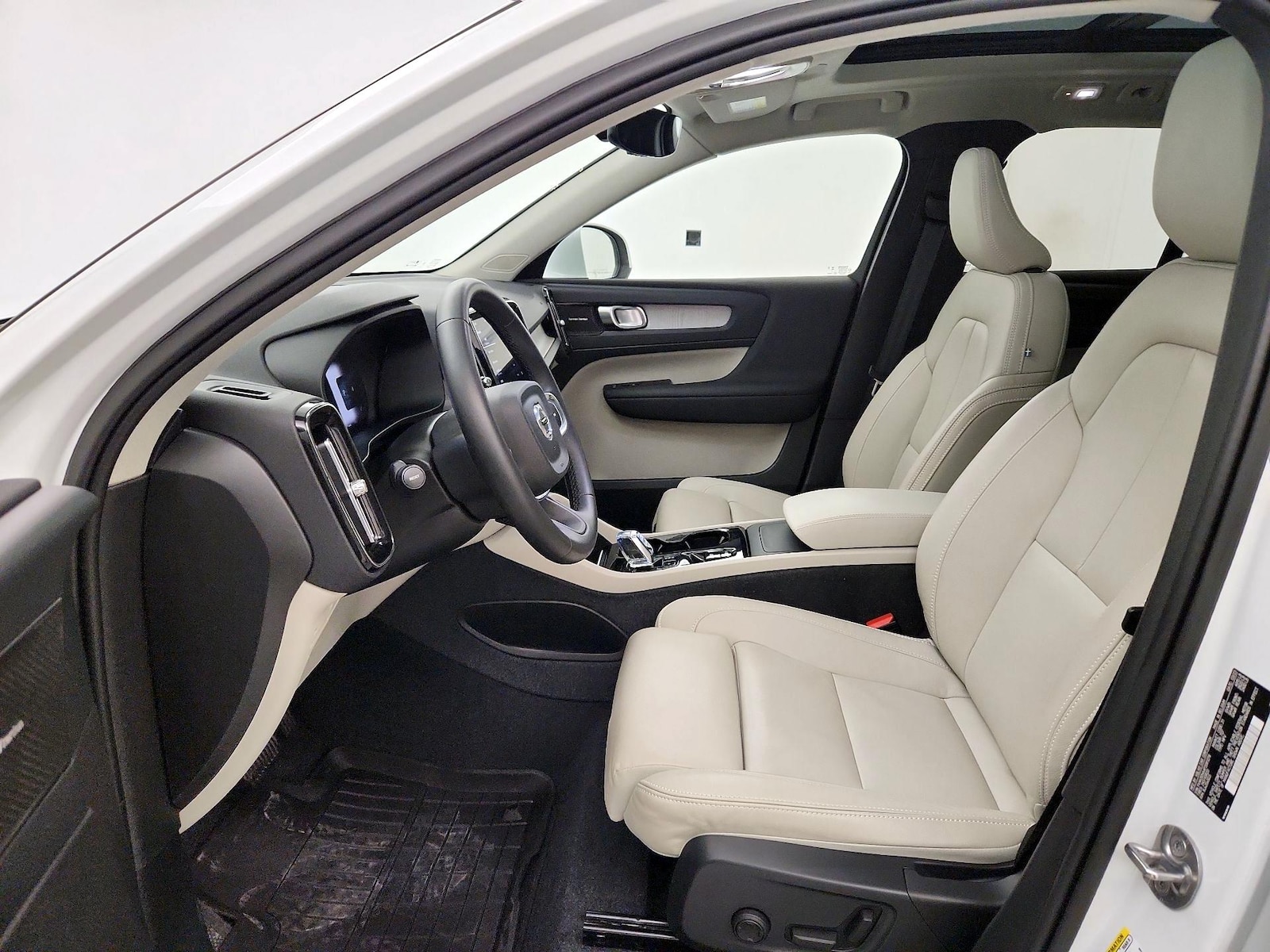 2023 Volvo XC40 Ultimate - Photo 12