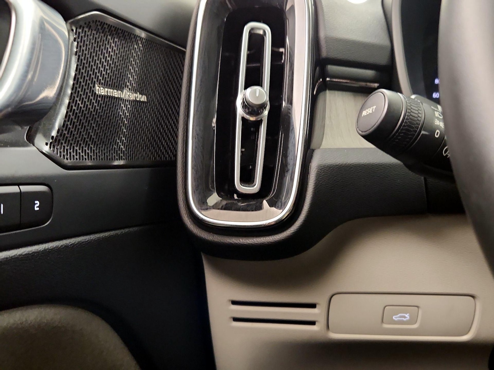 2023 Volvo XC40 Ultimate - Photo 14