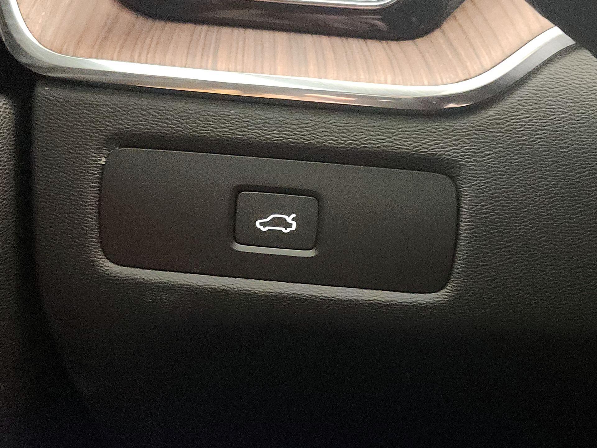 Thumbnail: 2023 Volvo XC60 - 13