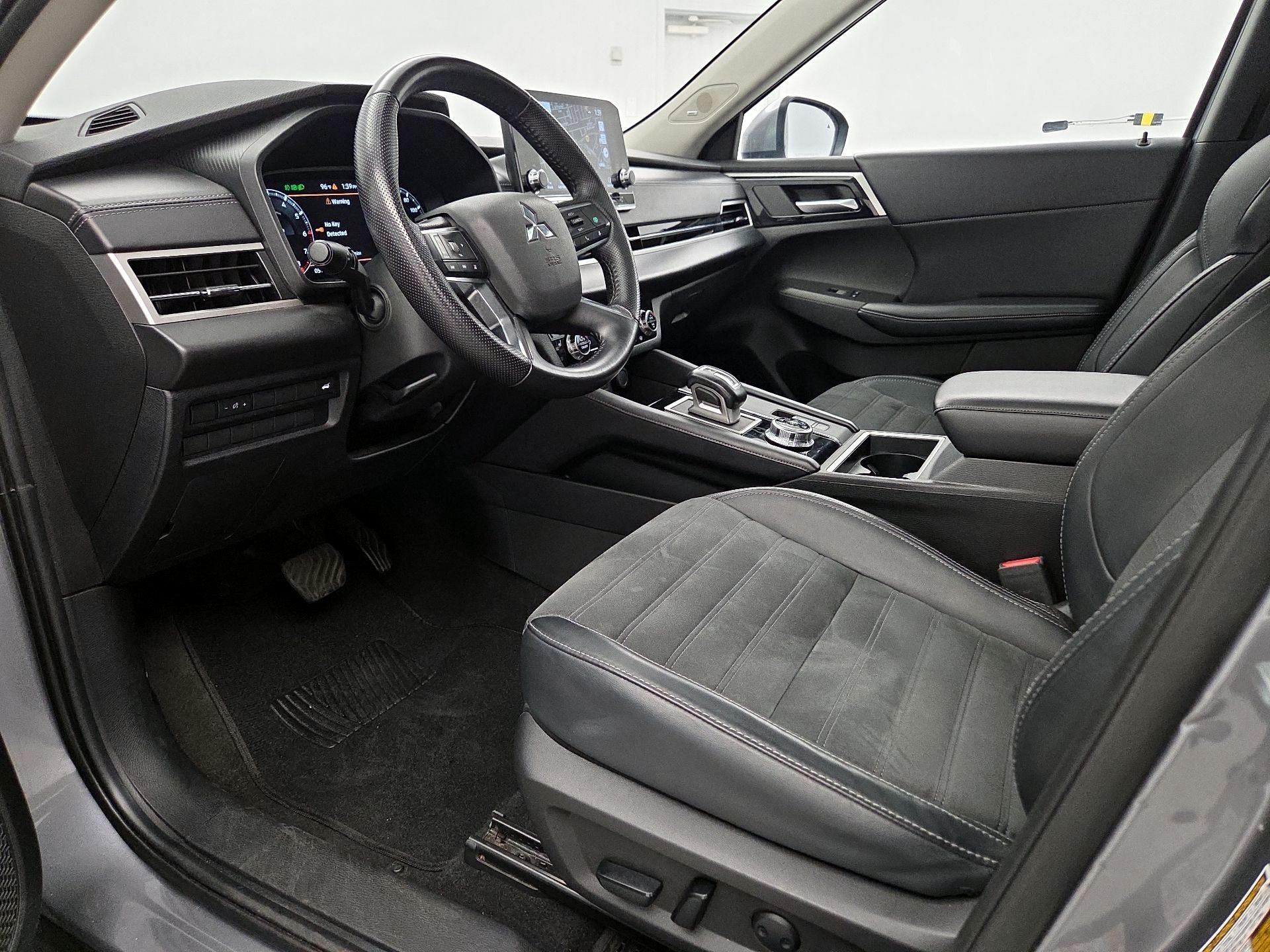 Thumbnail: 2024 Mitsubishi Outlander - 11