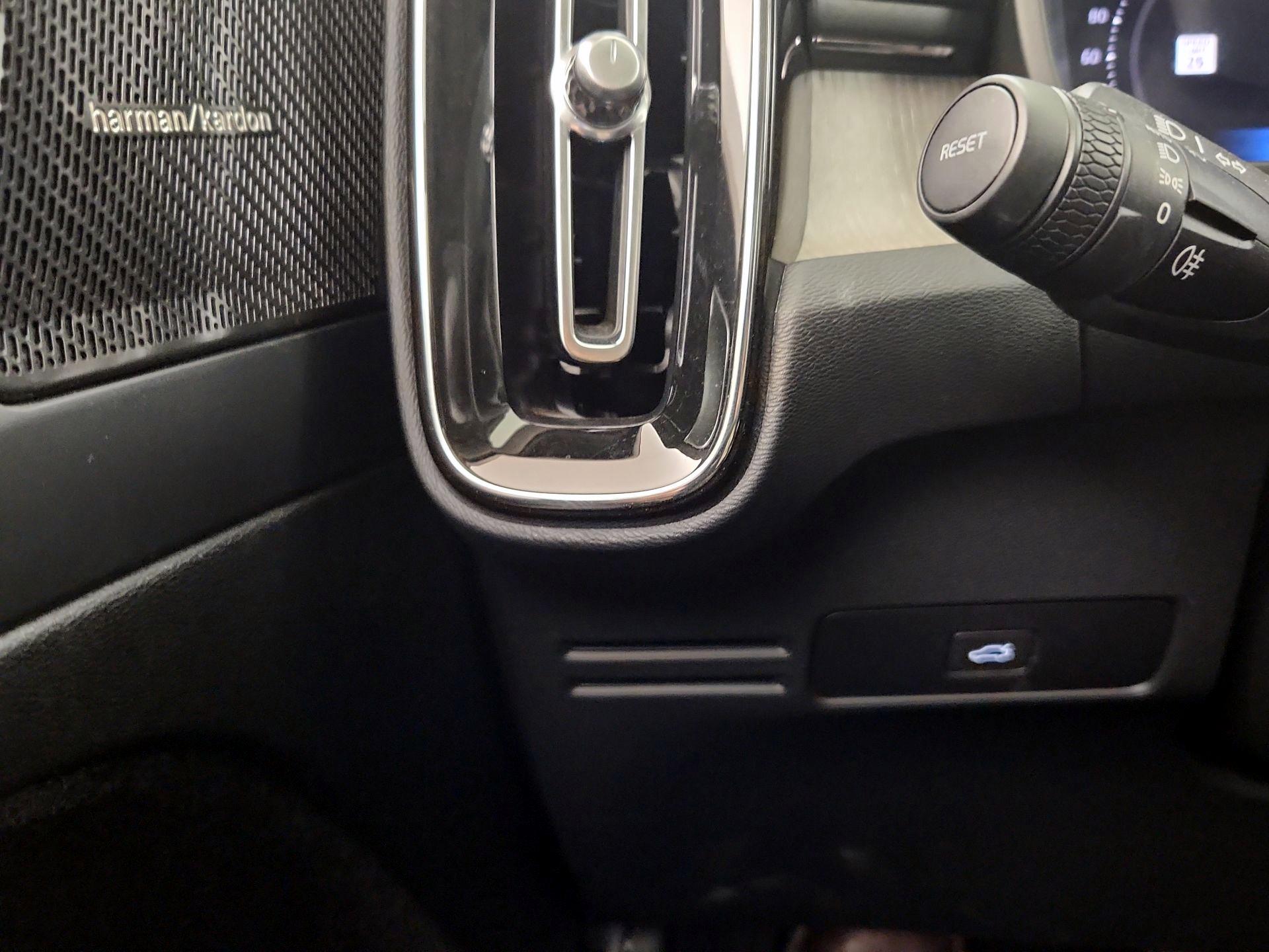 Thumbnail: 2024 Volvo XC40 - 13